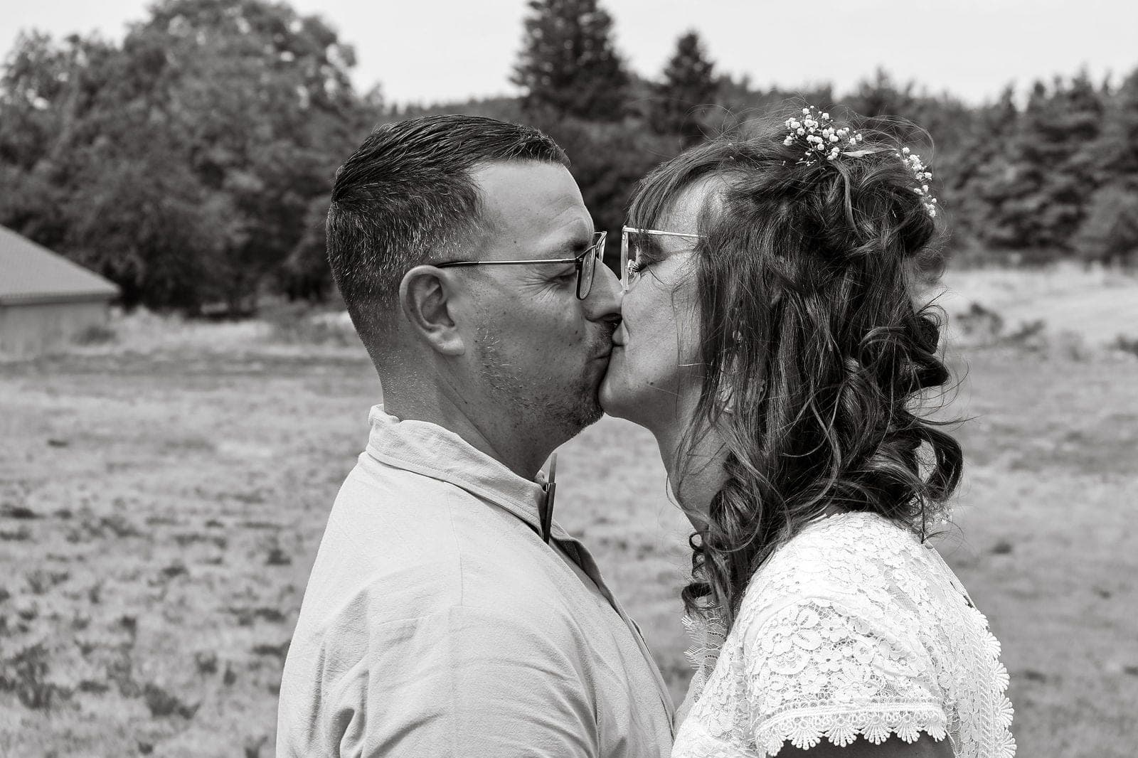 Un baiser en noir et blanc, au milieu des prés.