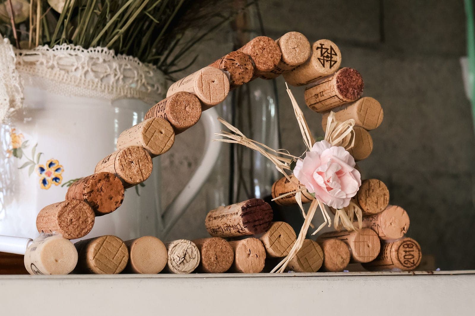 Un cœur en bouchons de liège, décor fait main du vin d’honneur.