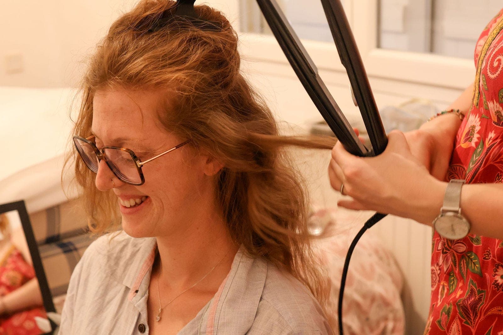 Une autre mariée pendant sa coiffure, au matin du mariage.
