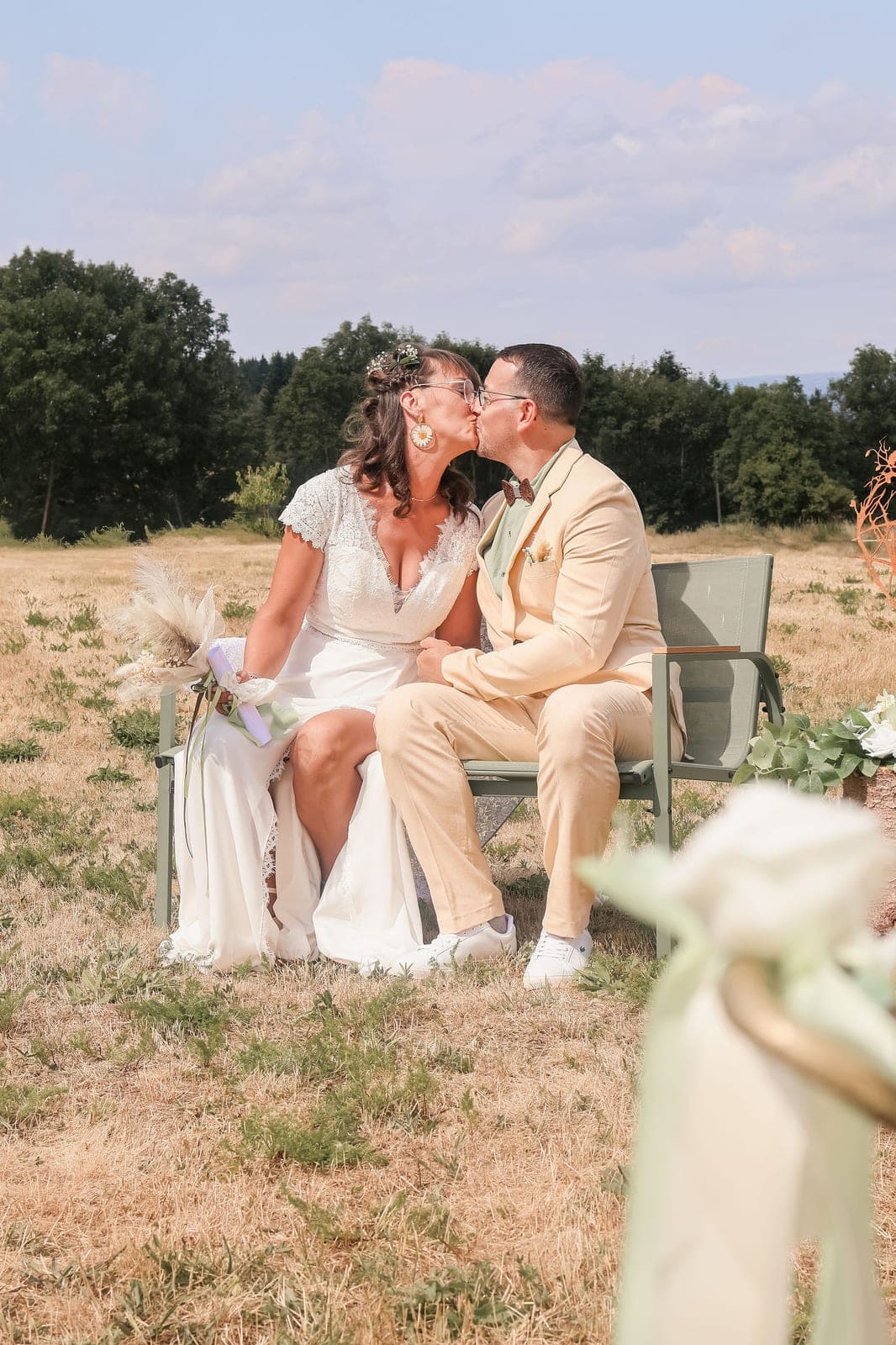 Un baiser volé, assis à la lumière du soir.