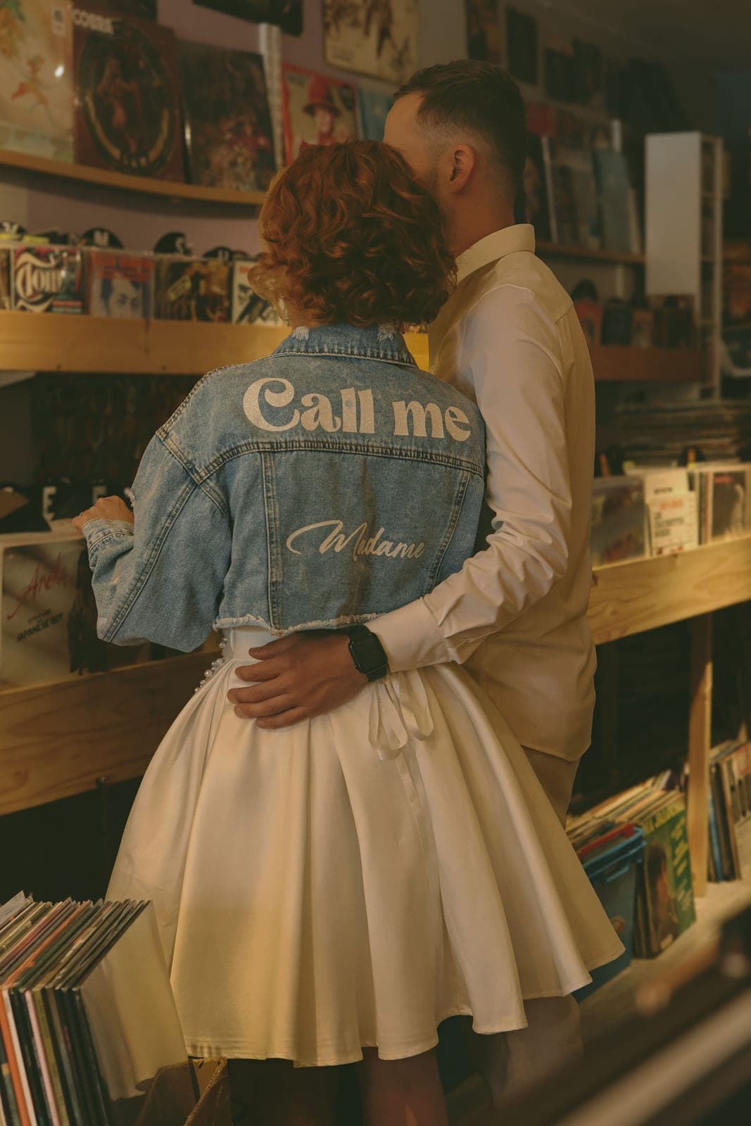 La veste en jean brodée « Call me Madame », de dos.