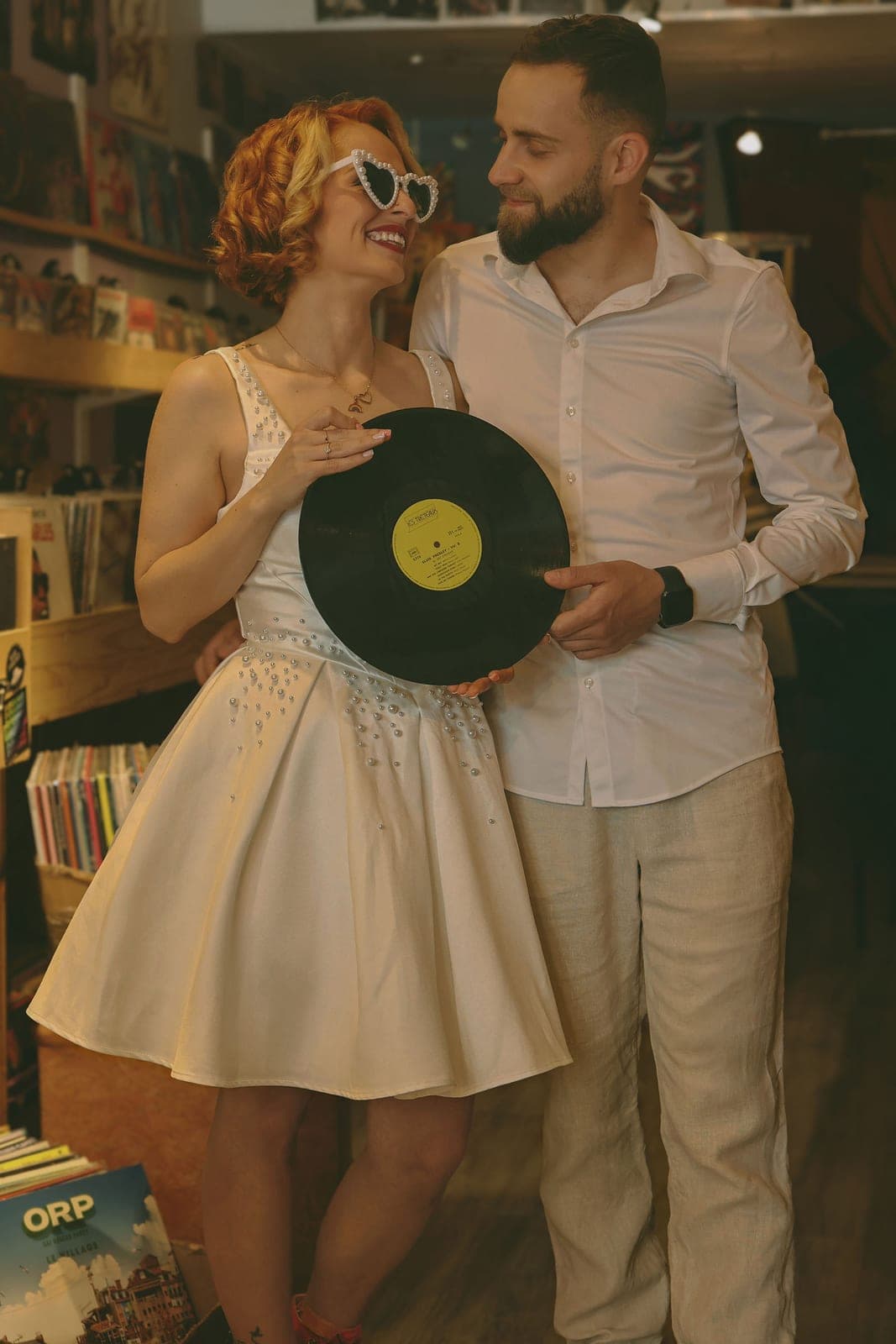 Un vinyle tenu à deux, dans les rayons du disquaire.