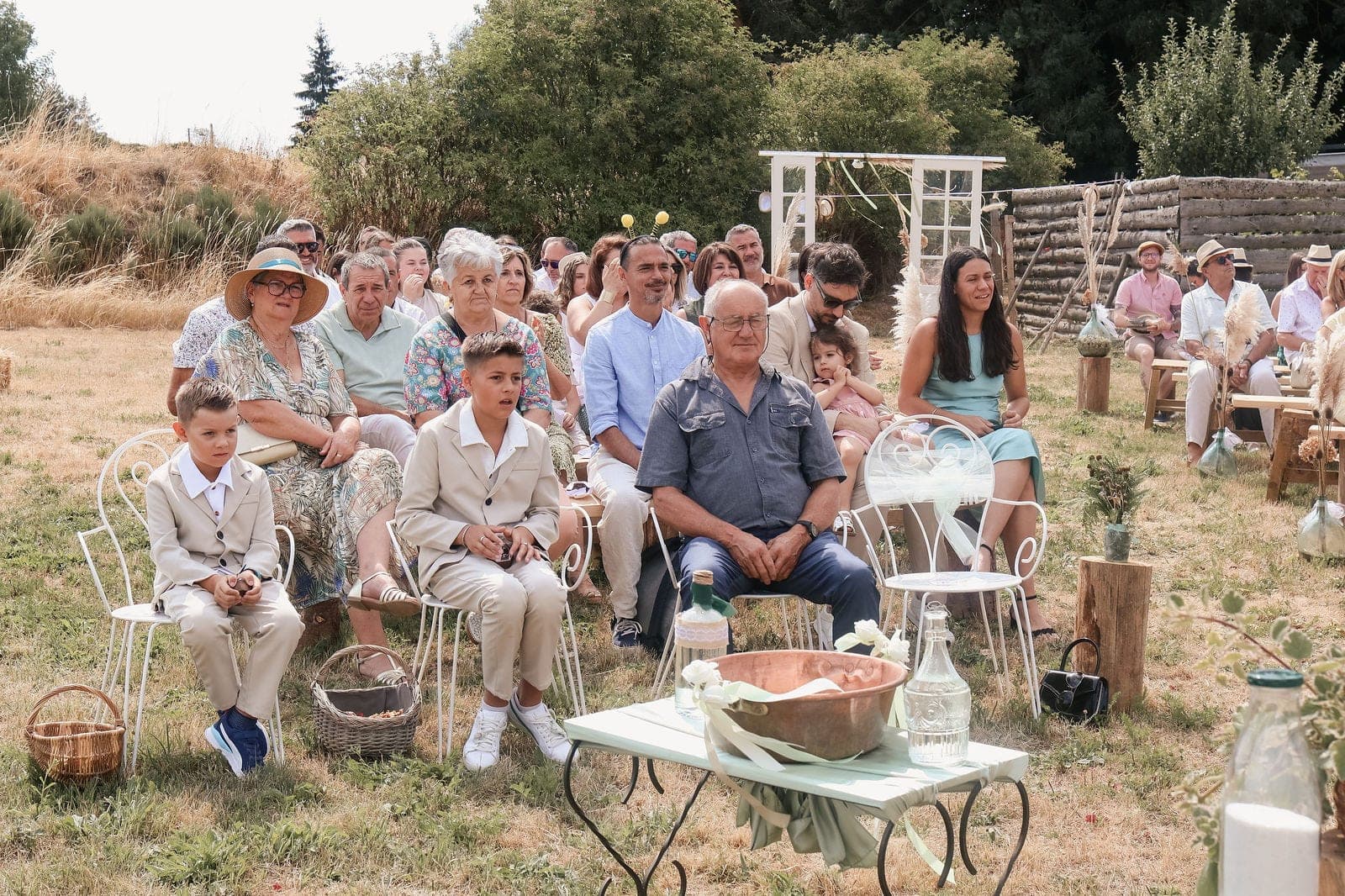 Les invités réunis, attentifs et souriants.