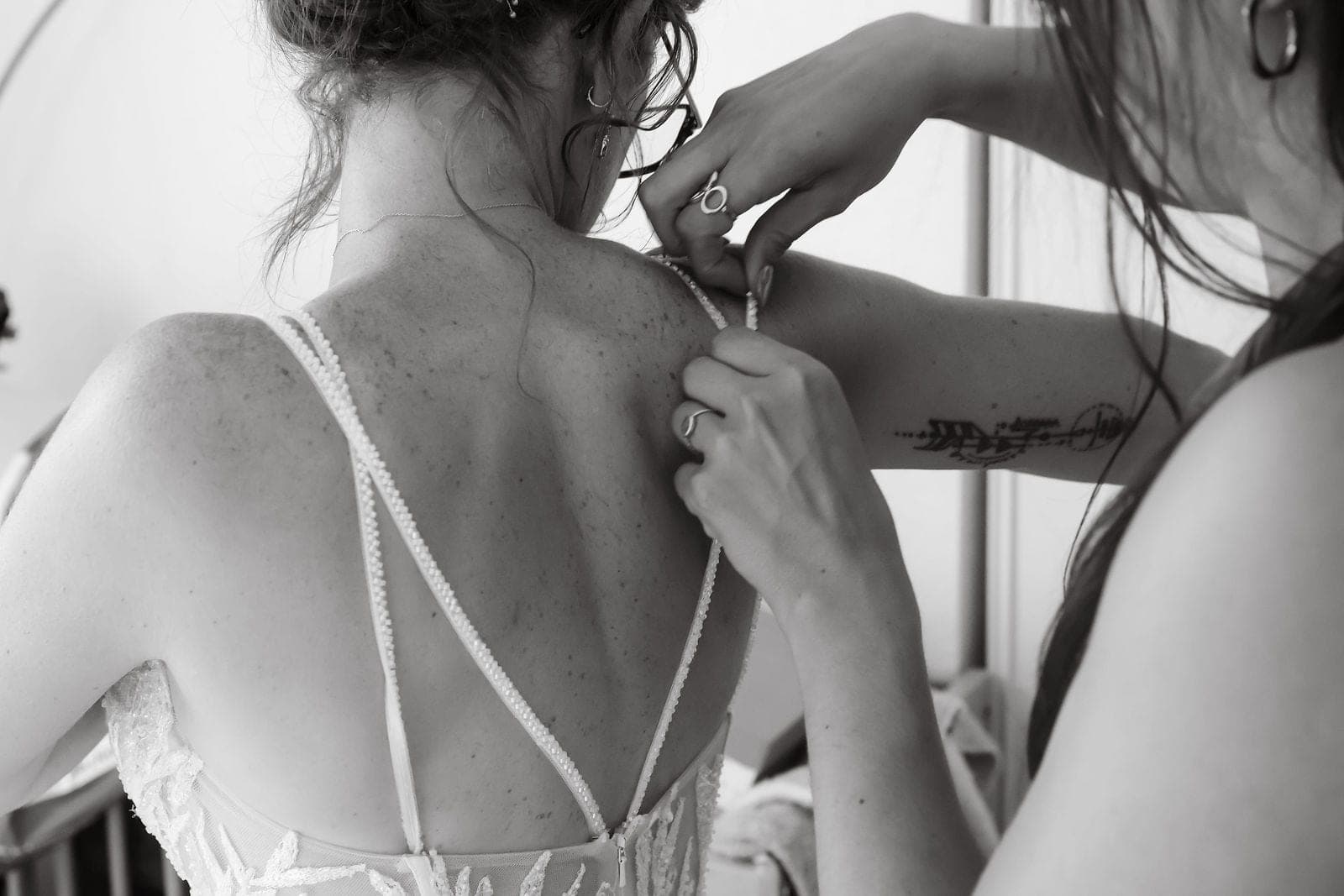 Le laçage de la robe, en noir et blanc.
