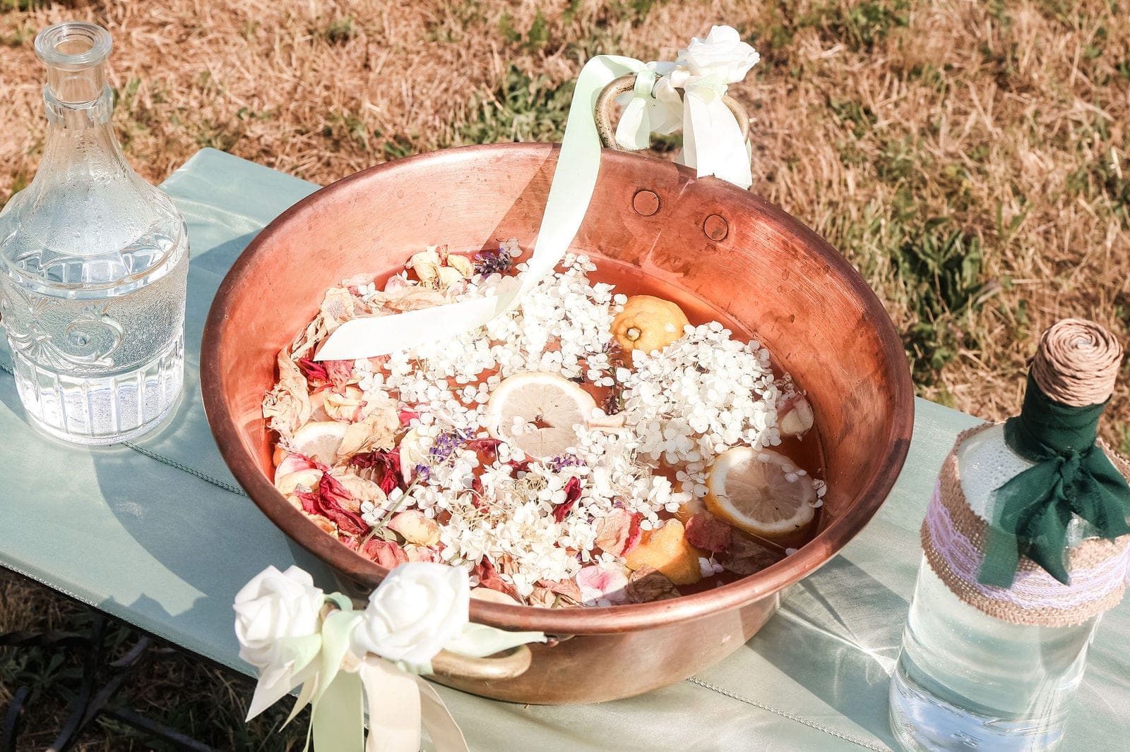 Le punch servi dans une bassine de cuivre, à l’apéritif.