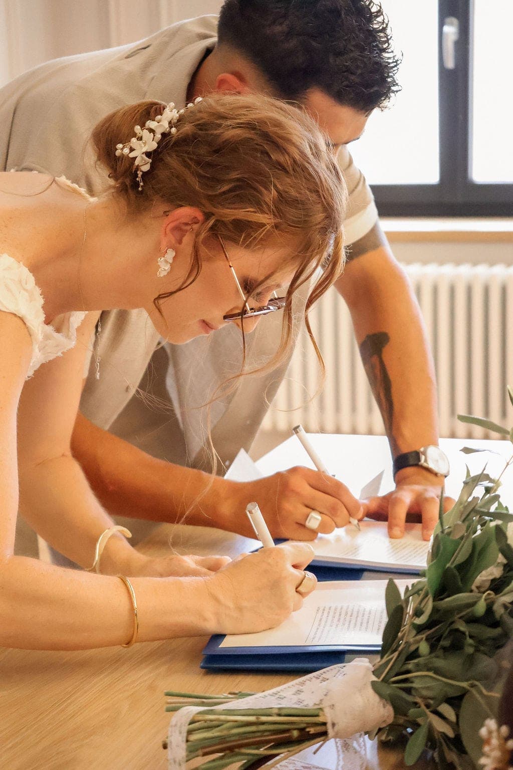La signature des registres, le bouquet posé sur la table.