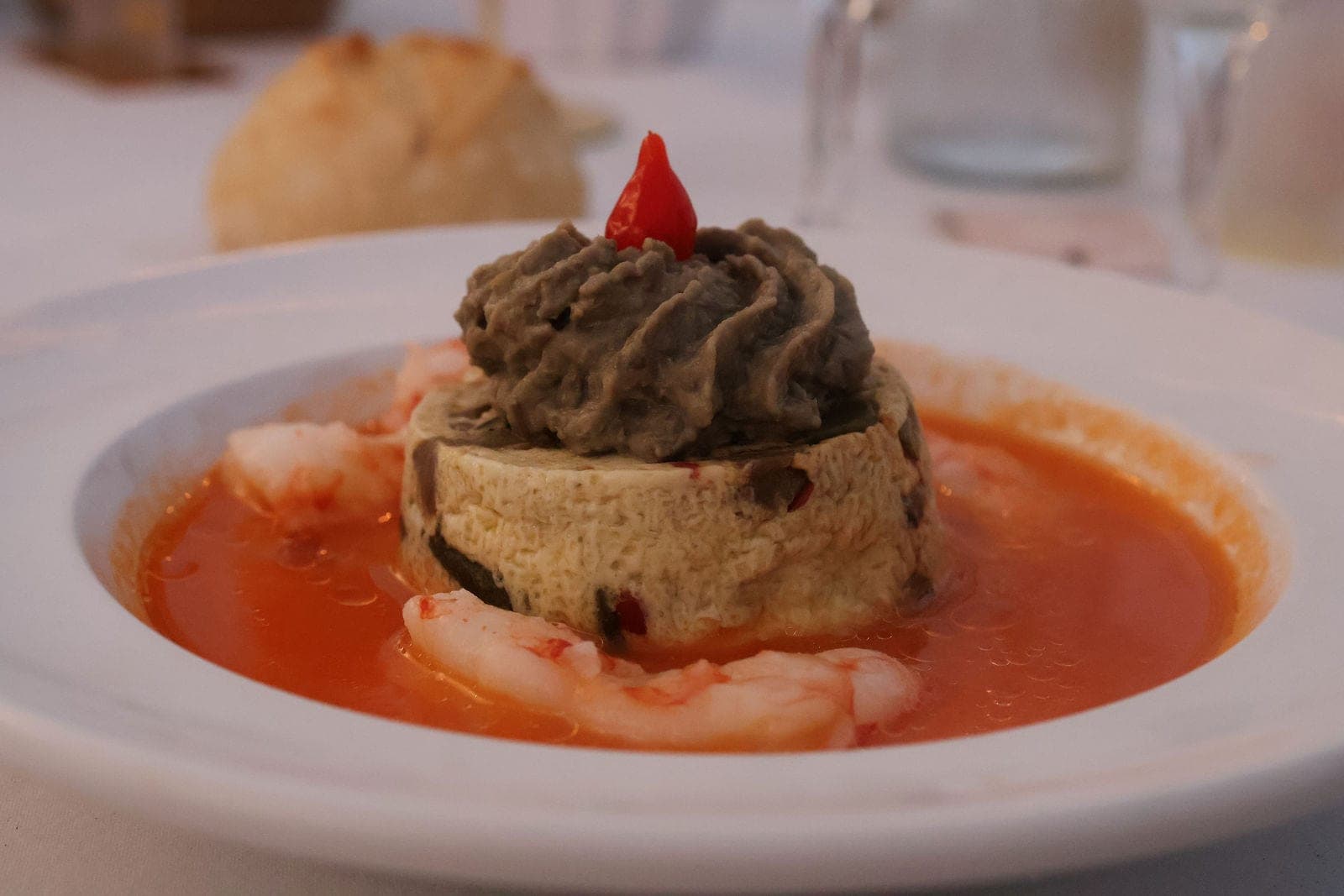 Un dessert dressé à l’assiette, servi pendant le repas.