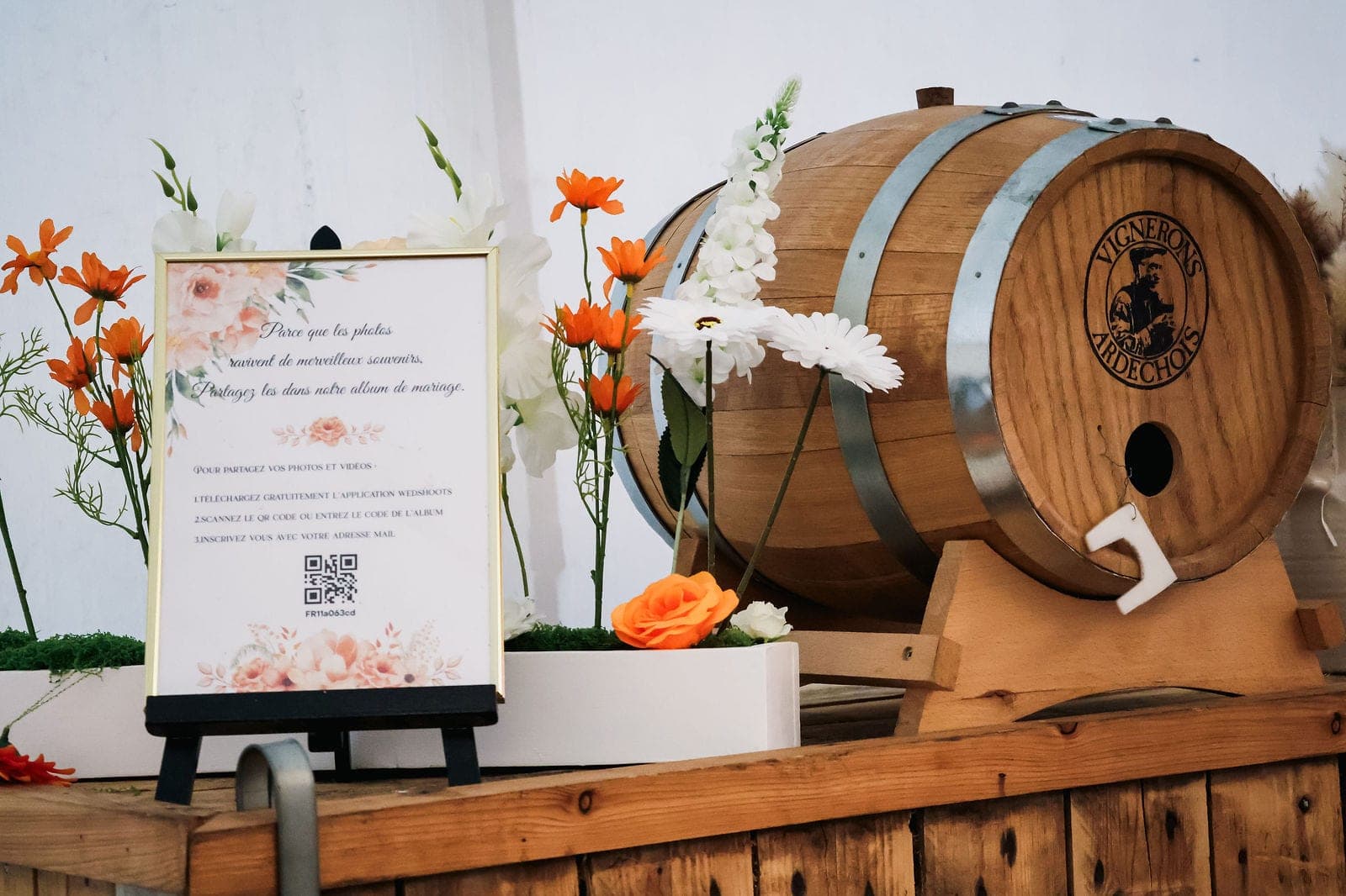 Le petit tonneau de bière et le mot des mariés, posés sur le bar en bois.