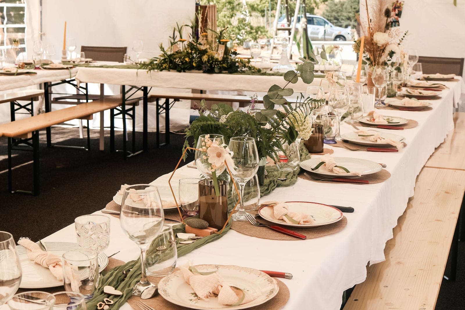 La longue tablée dressée de blanc et de verdure, avant l’arrivée des invités.