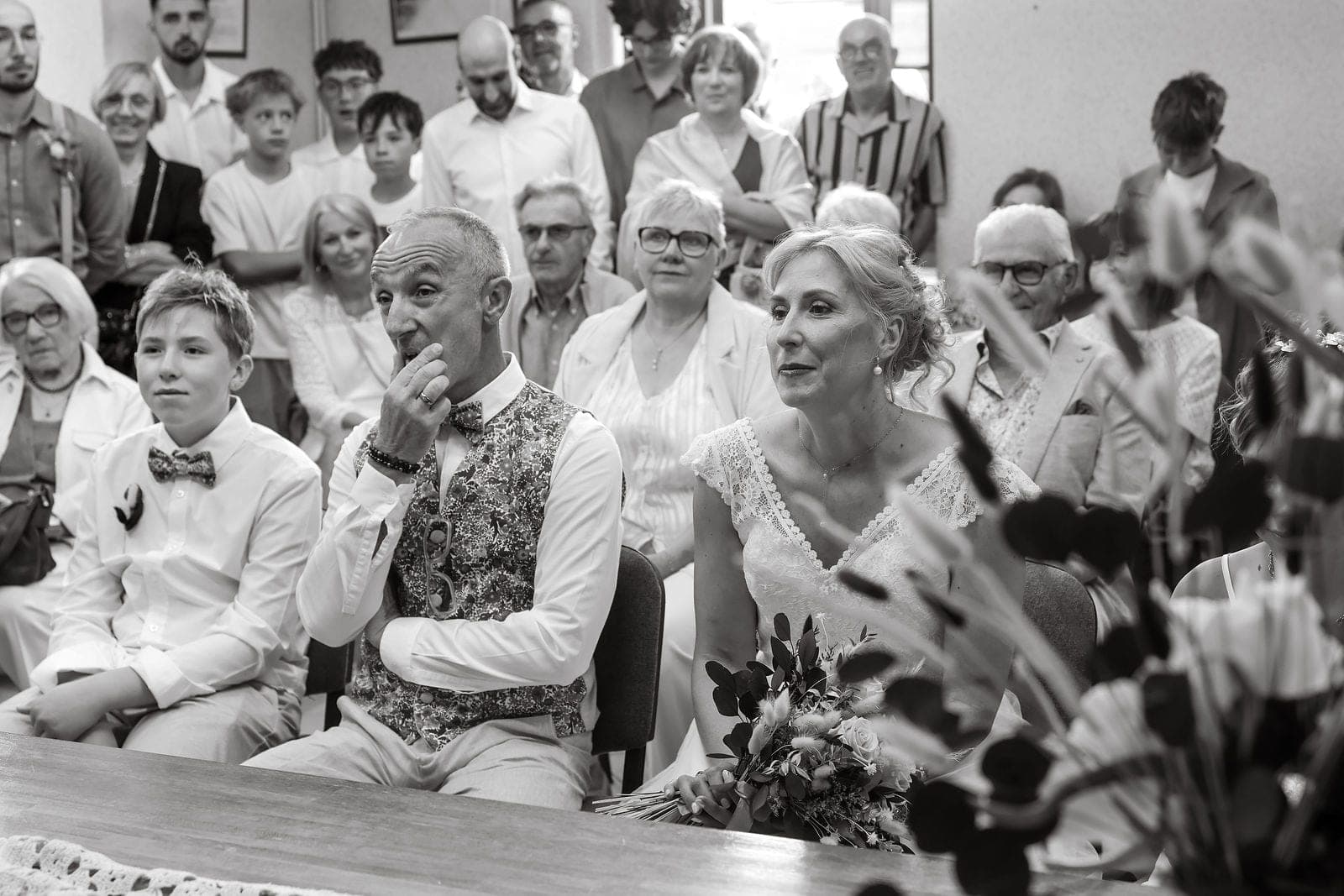 En noir et blanc, l’émotion d’un invité au premier rang pendant la cérémonie.
