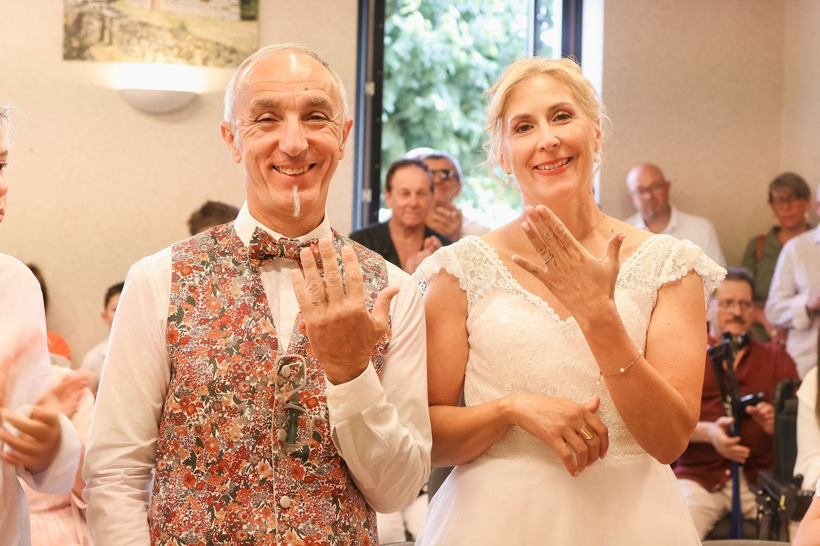 Les mariés montrent leurs alliances à la sortie de la mairie.