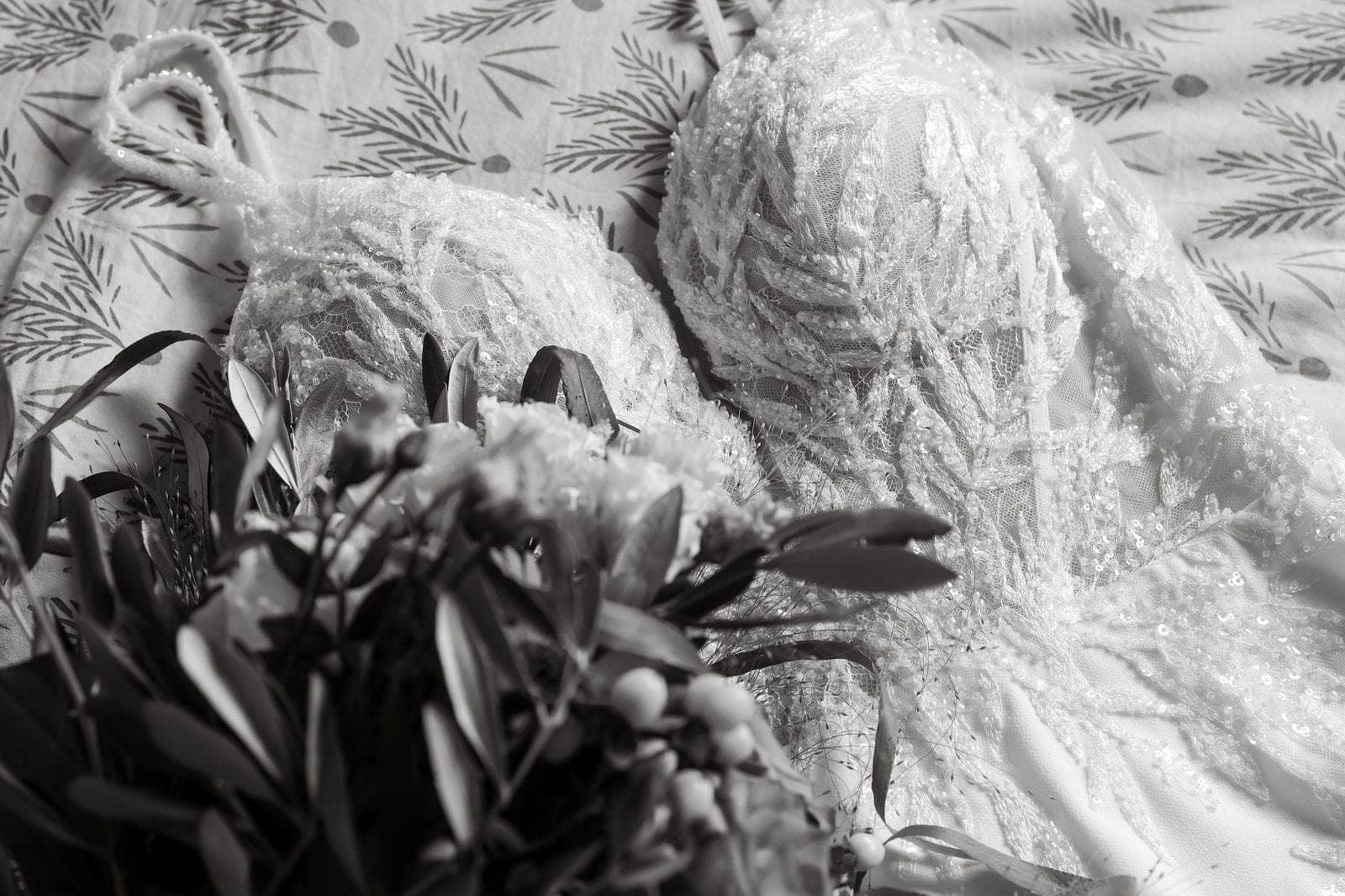 En noir et blanc, le bouquet de la mariée sur la robe.