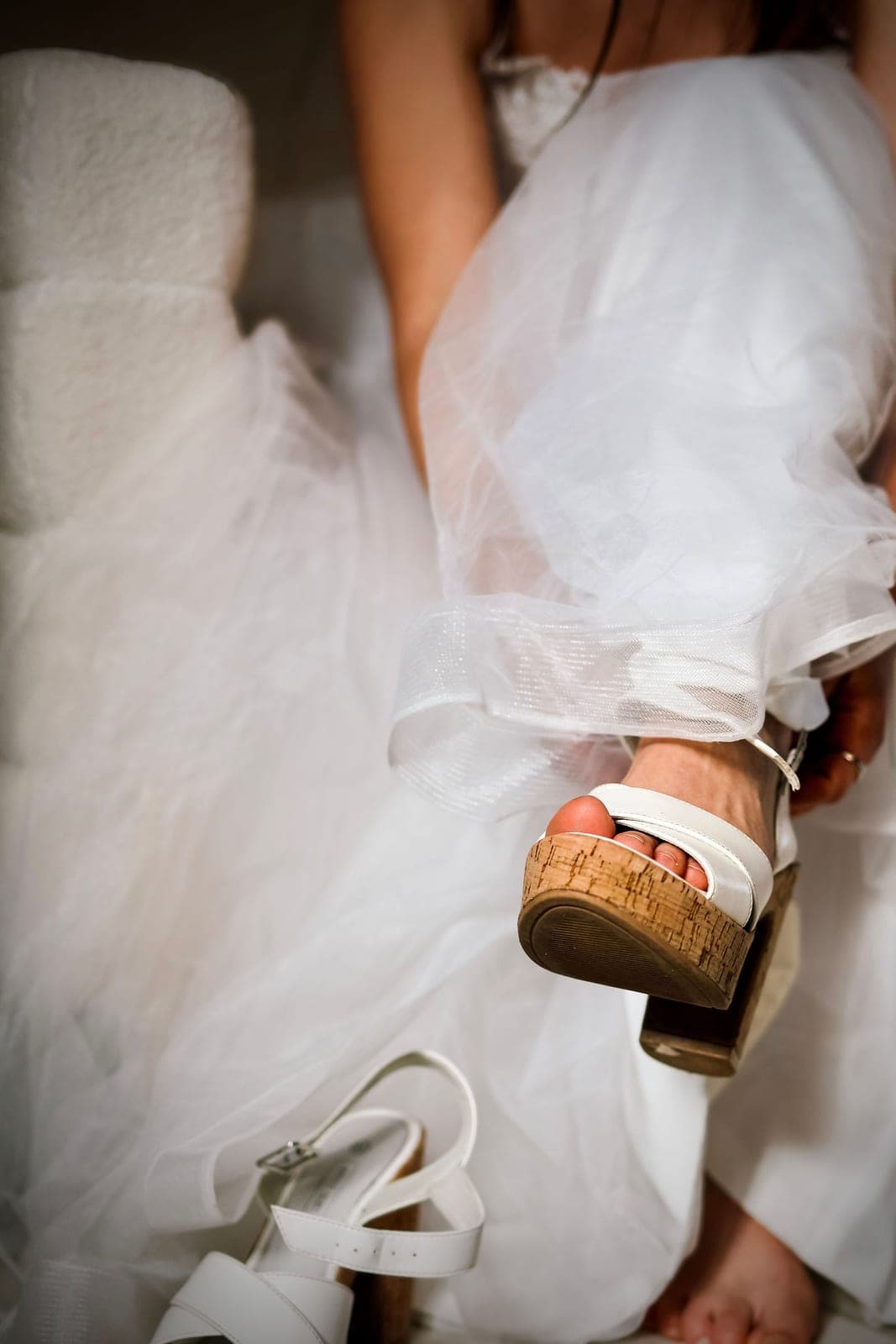 Le pied de la mariée sous le tulle, chaussure à talon de liège.