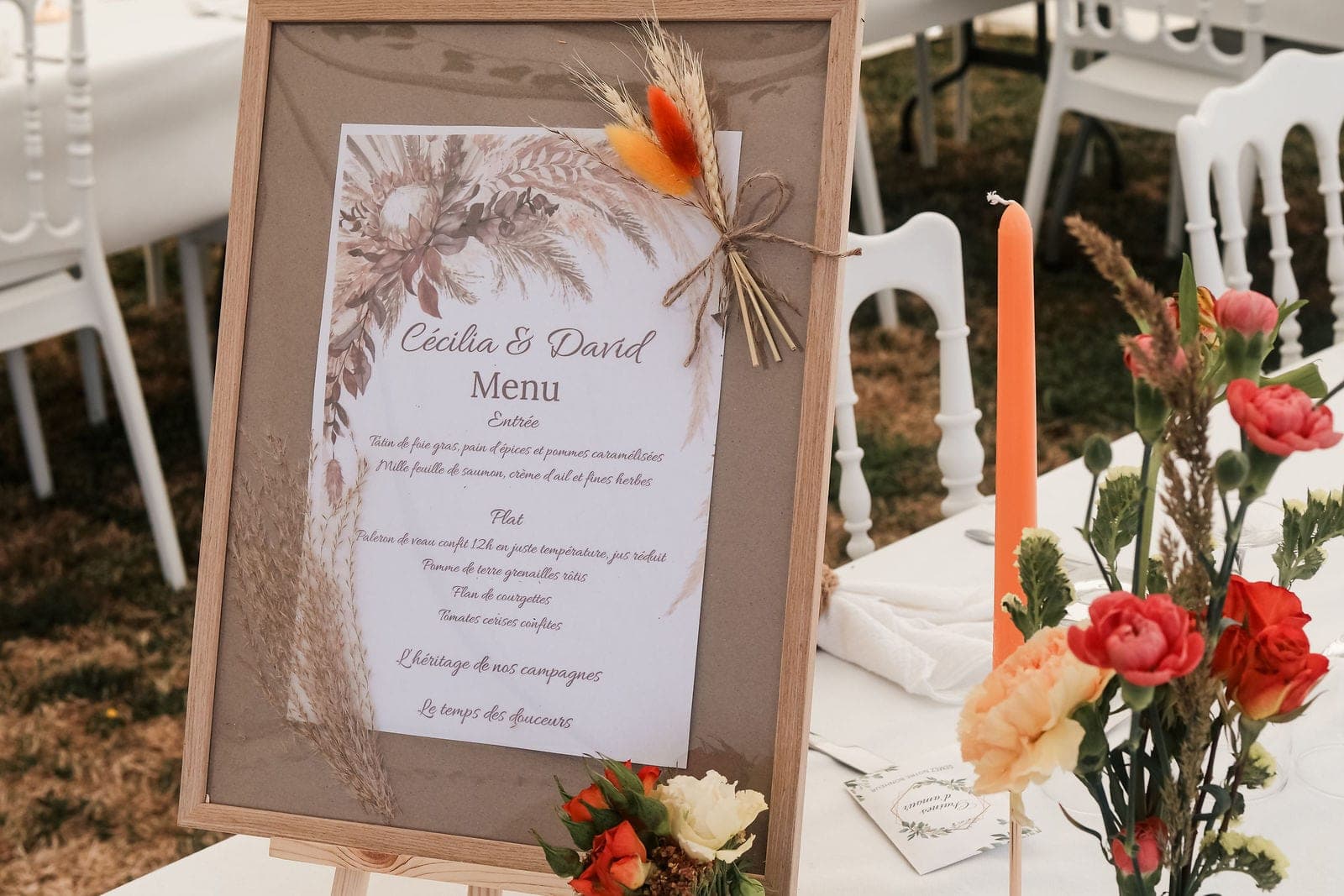 Le menu des mariés encadré sur son chevalet, décoré de pampa.