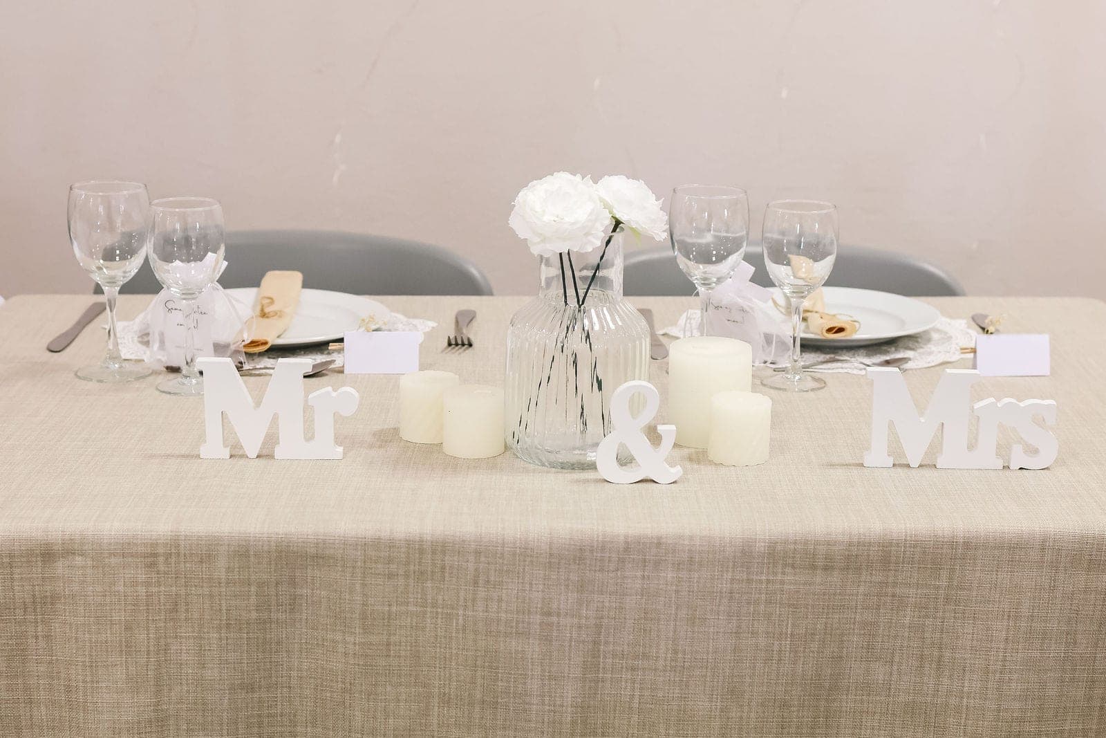 Les lettres « Mr & Mme » et les bougies sur le chemin de table en lin.