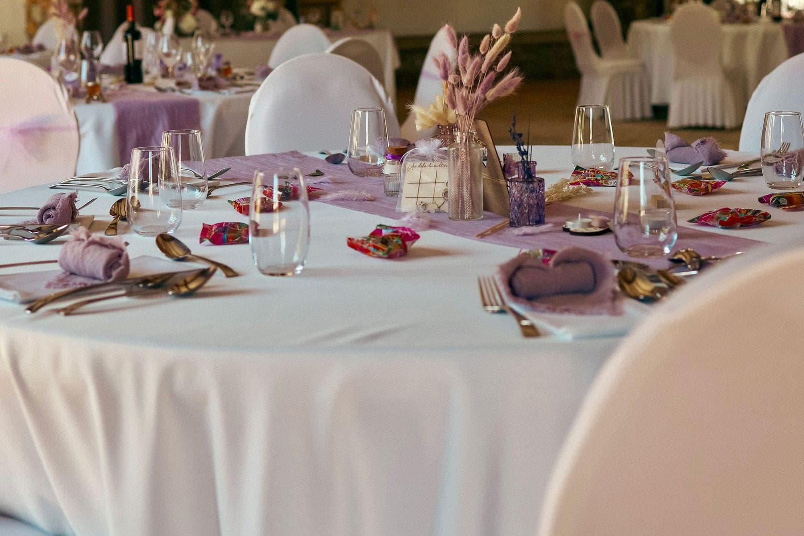 Les tables de la soirée, chemins lilas et fleurs séchées.