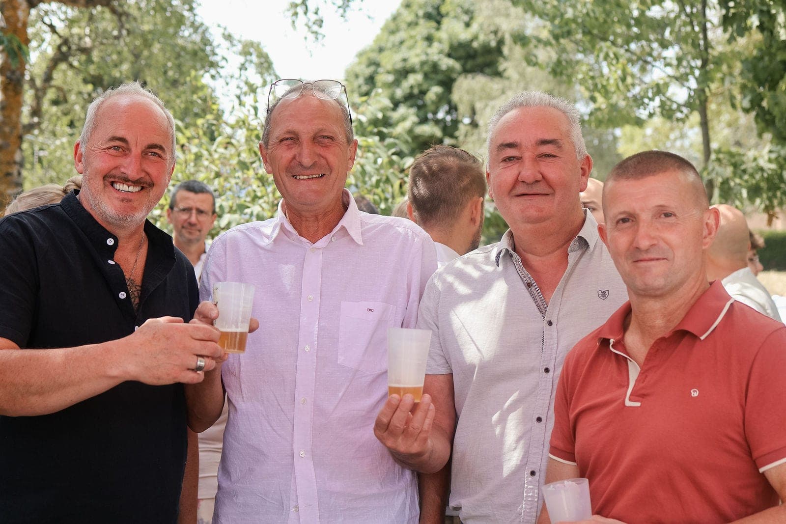 Les hommes de la famille lèvent leur verre à la santé des mariés.