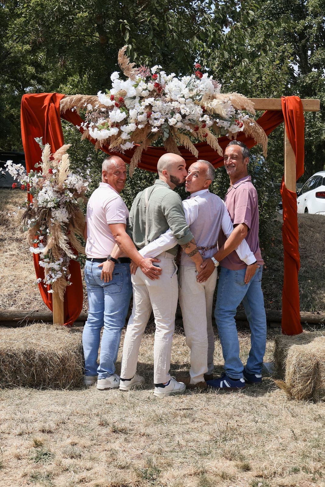 Les invités se retrouvent sous l’arche fleurie de l’entrée.
