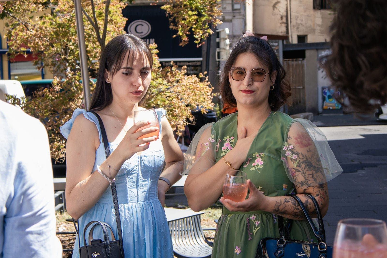 Deux invitées, verre à la main, pendant le vin d’honneur.