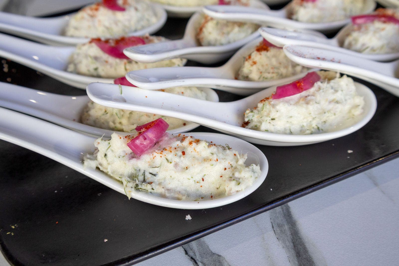 Les bouchées de l’apéritif dînatoire, dressées à l’assiette.