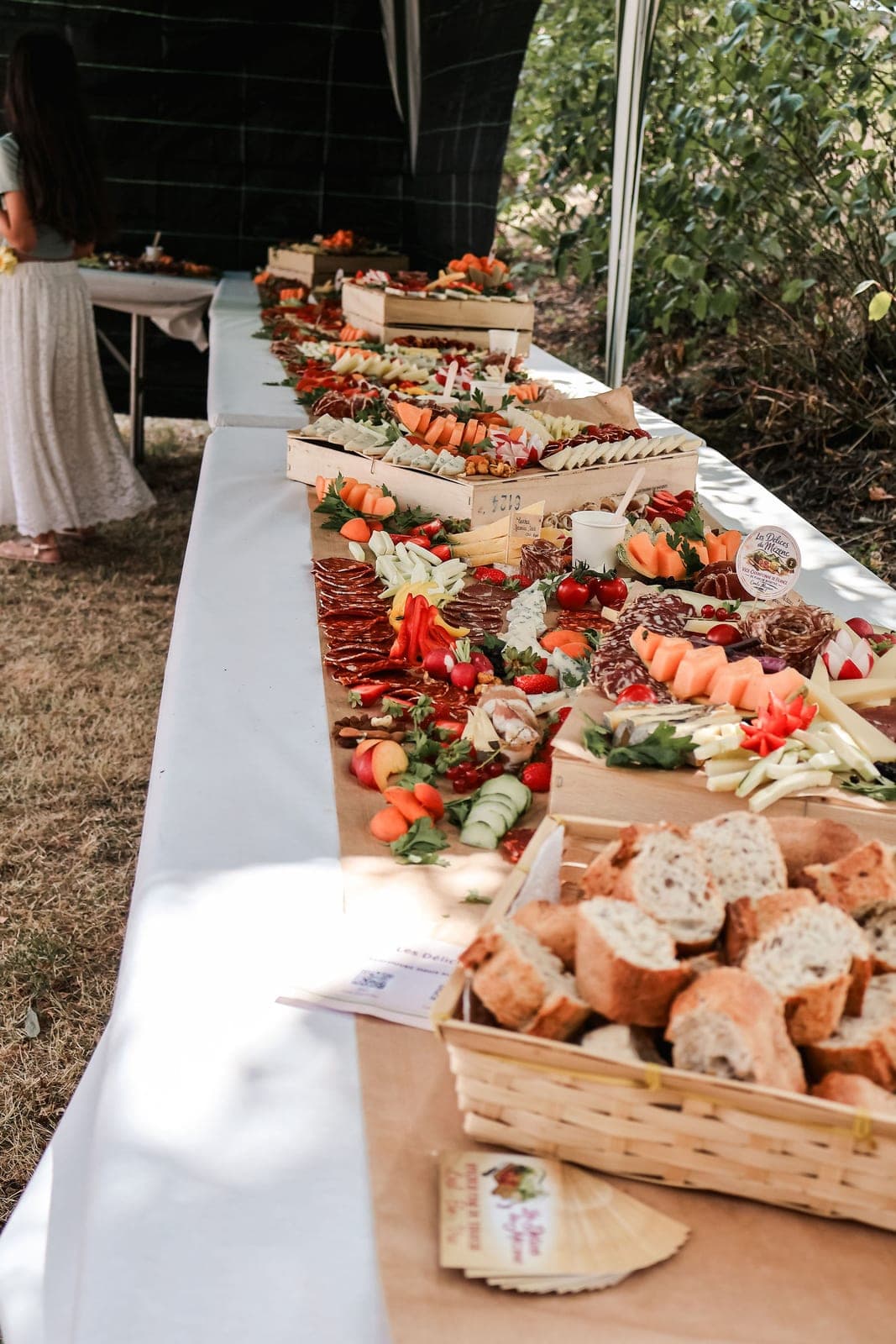 La grande table de l’apéritif : charcuterie, légumes croquants et pains.