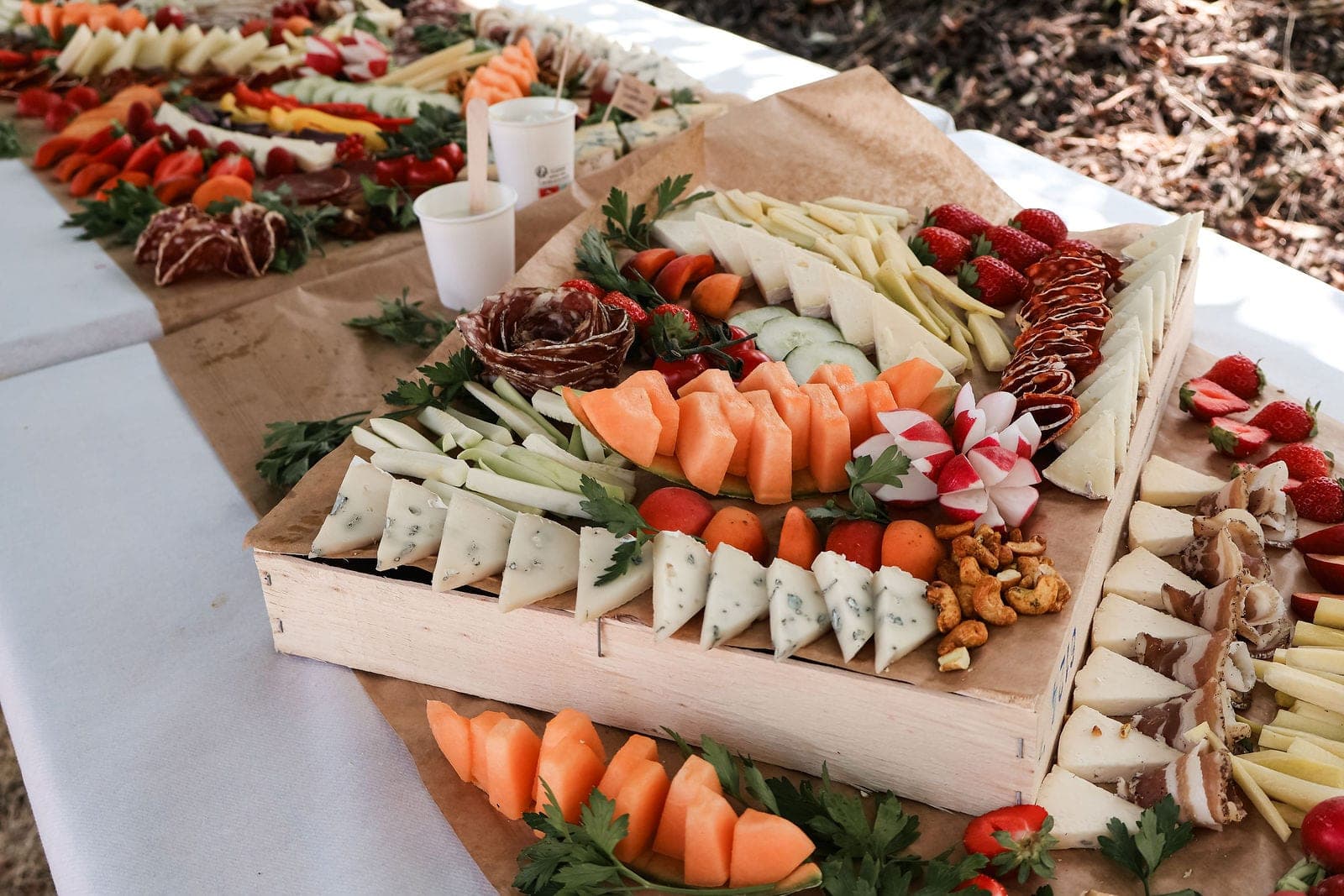 Le plateau de crudités et de fruits frais, préparé en cascade.
