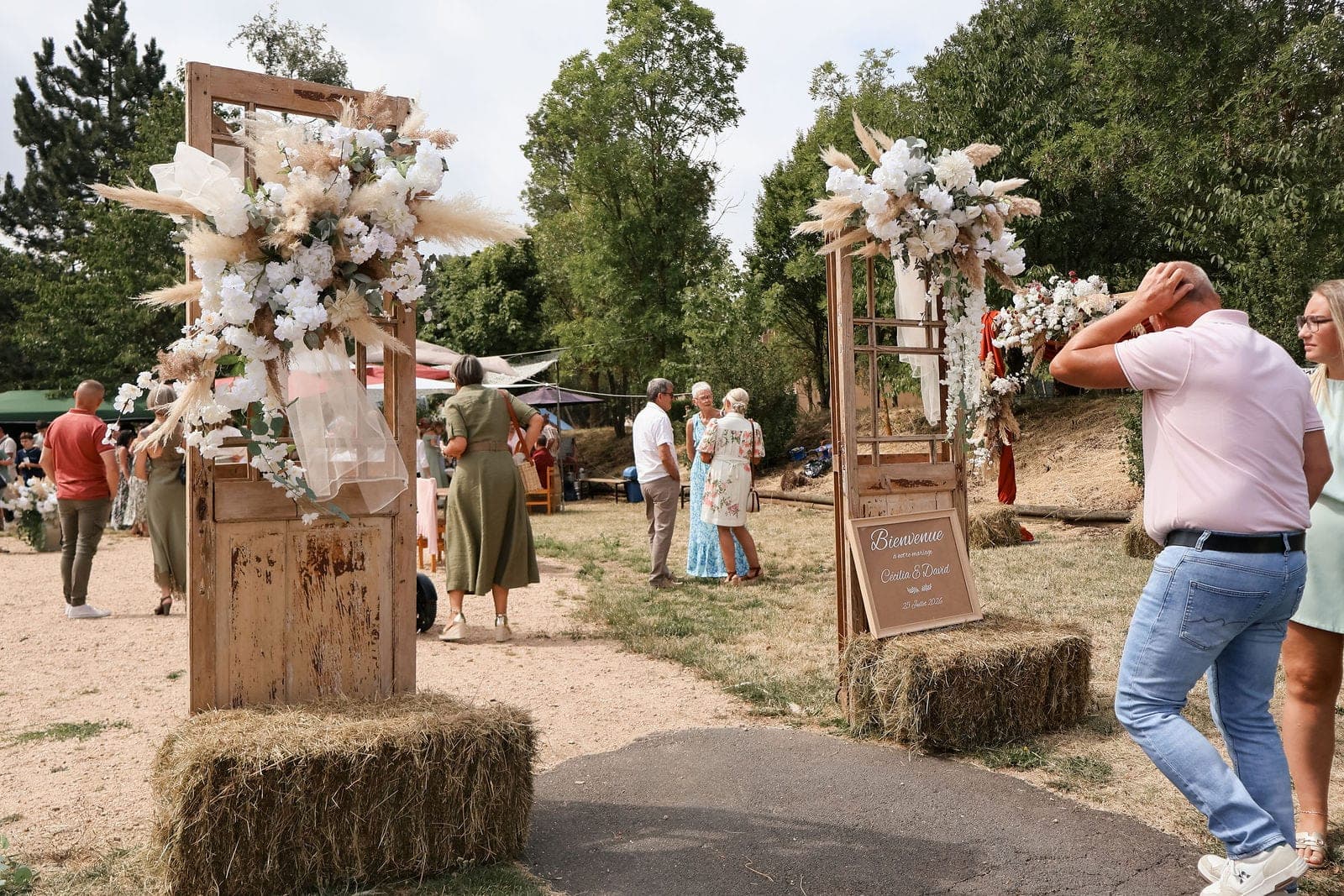 L’allée d’honneur fleurie de pampa, entre les bottes de paille.
