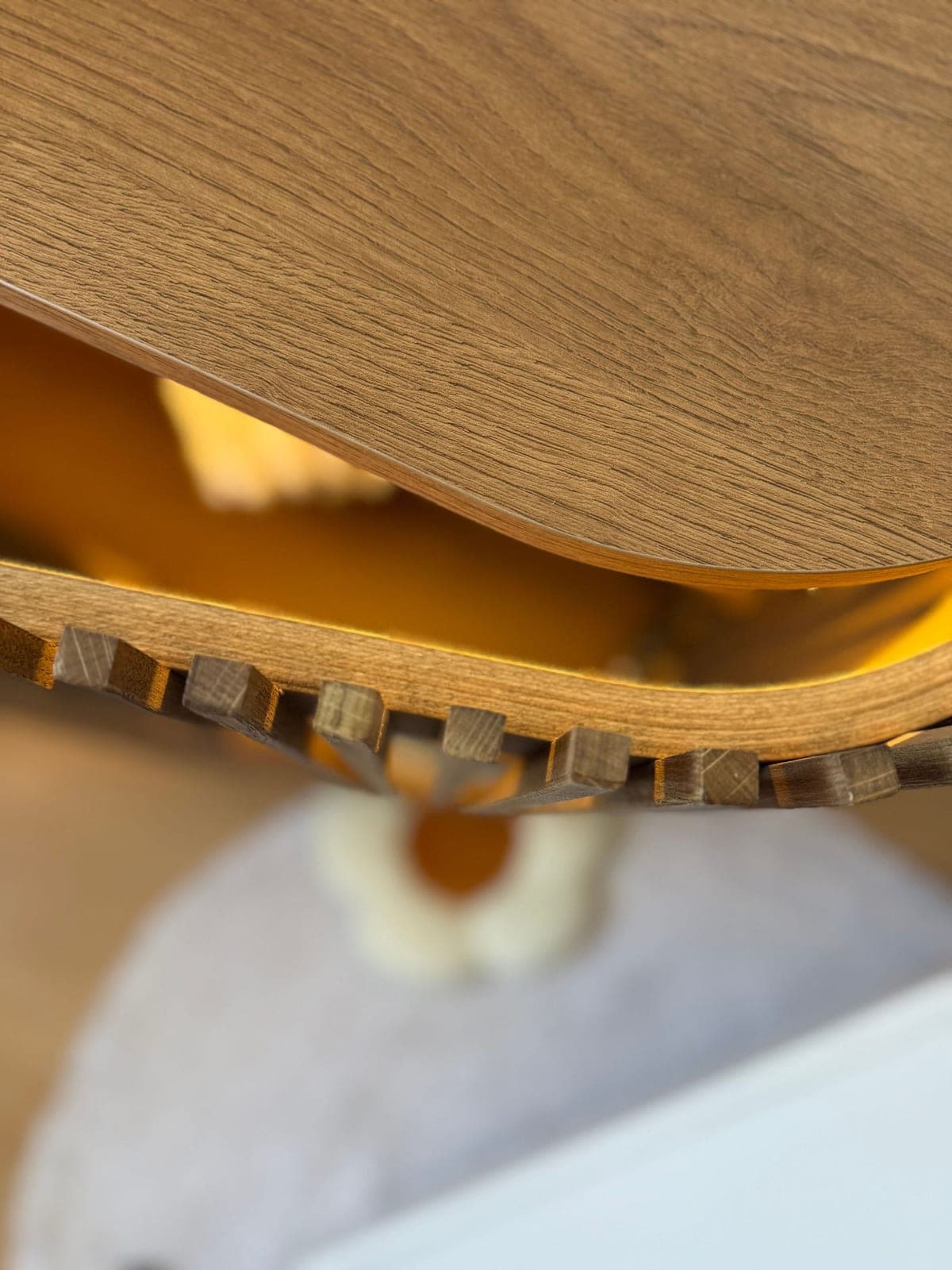 Le détail d’un meuble en bois clair, photographié en contre-plongée.