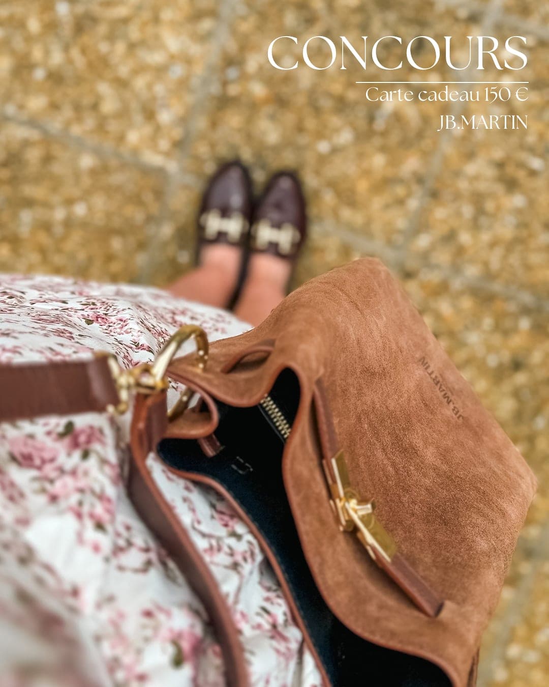 Un sac en daim et des ballerines, photographiés d’en haut.