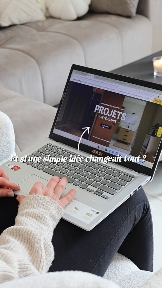 Un ordinateur portable ouvert sur un projet de décoration intérieure.