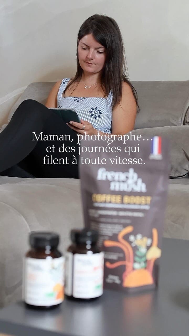 Émilie installée sur son canapé, les compléments posés devant elle.