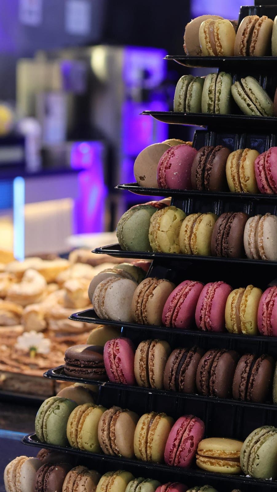 Une pyramide de macarons colorés sur le buffet du restaurant.