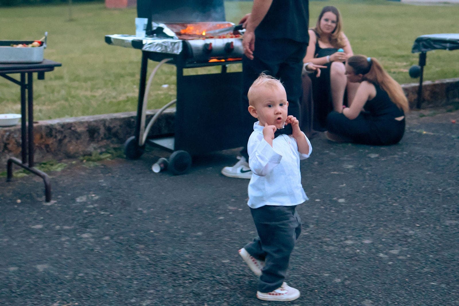 L’enfant de la fête trottine devant la plancha.