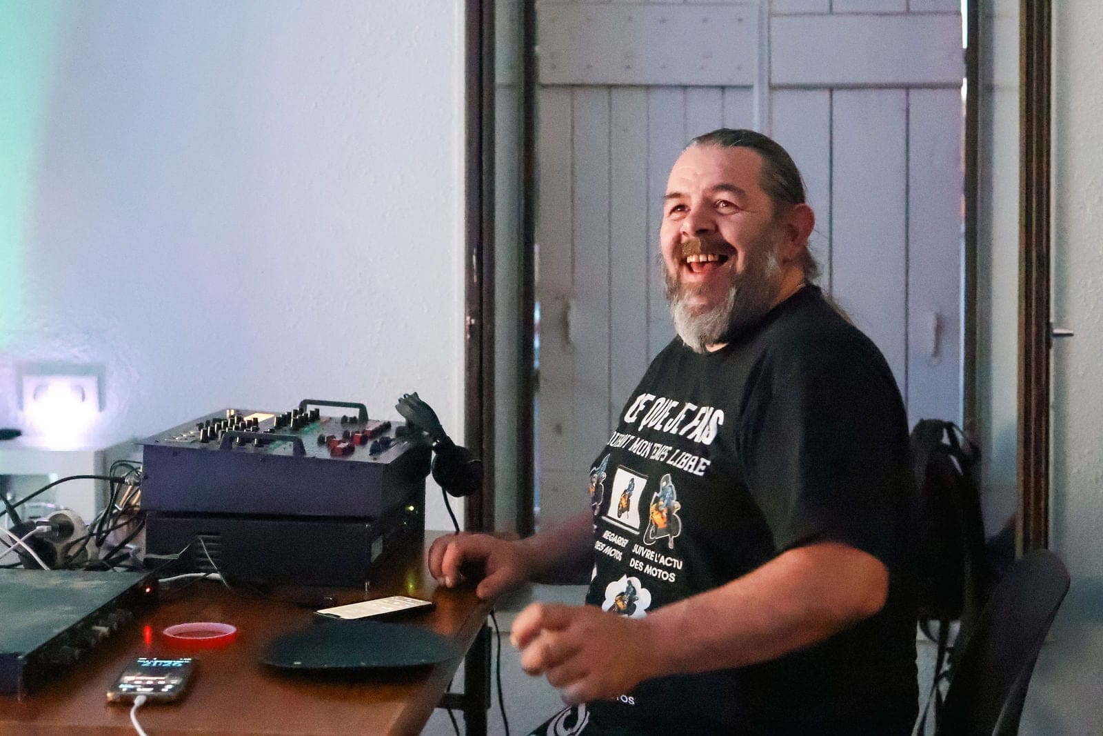 L’animateur de la soirée derrière sa table de mixage.