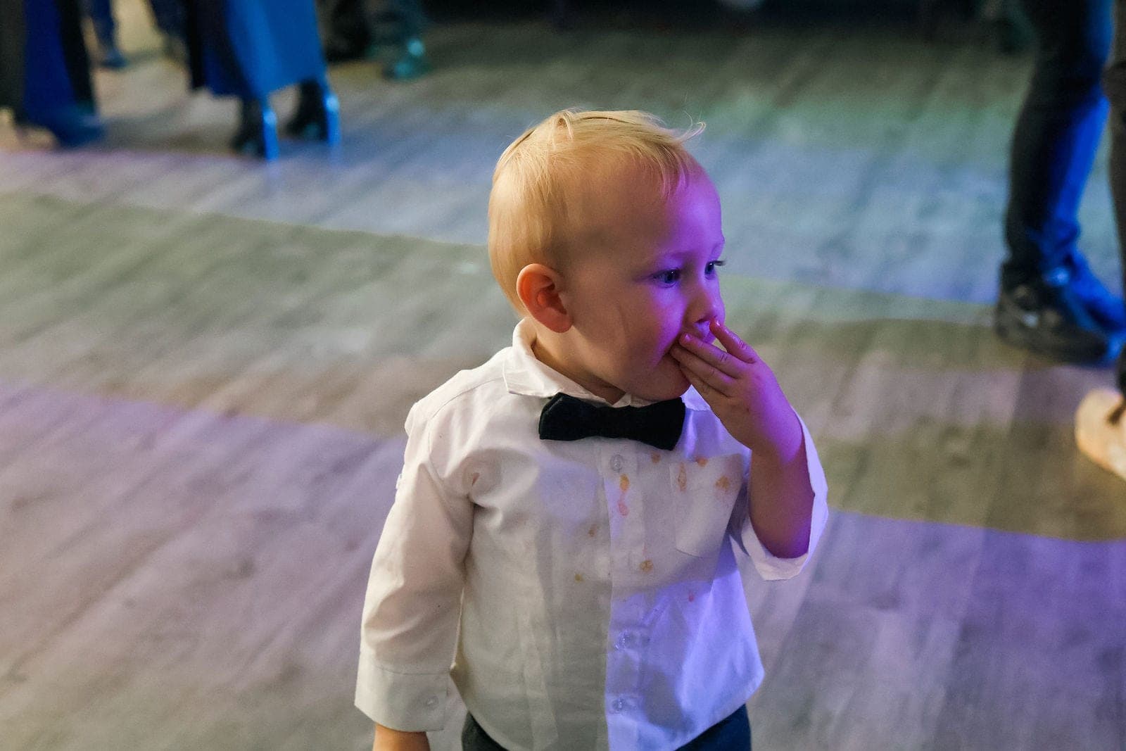 Le petit invité, sous les lumières de la piste de danse.