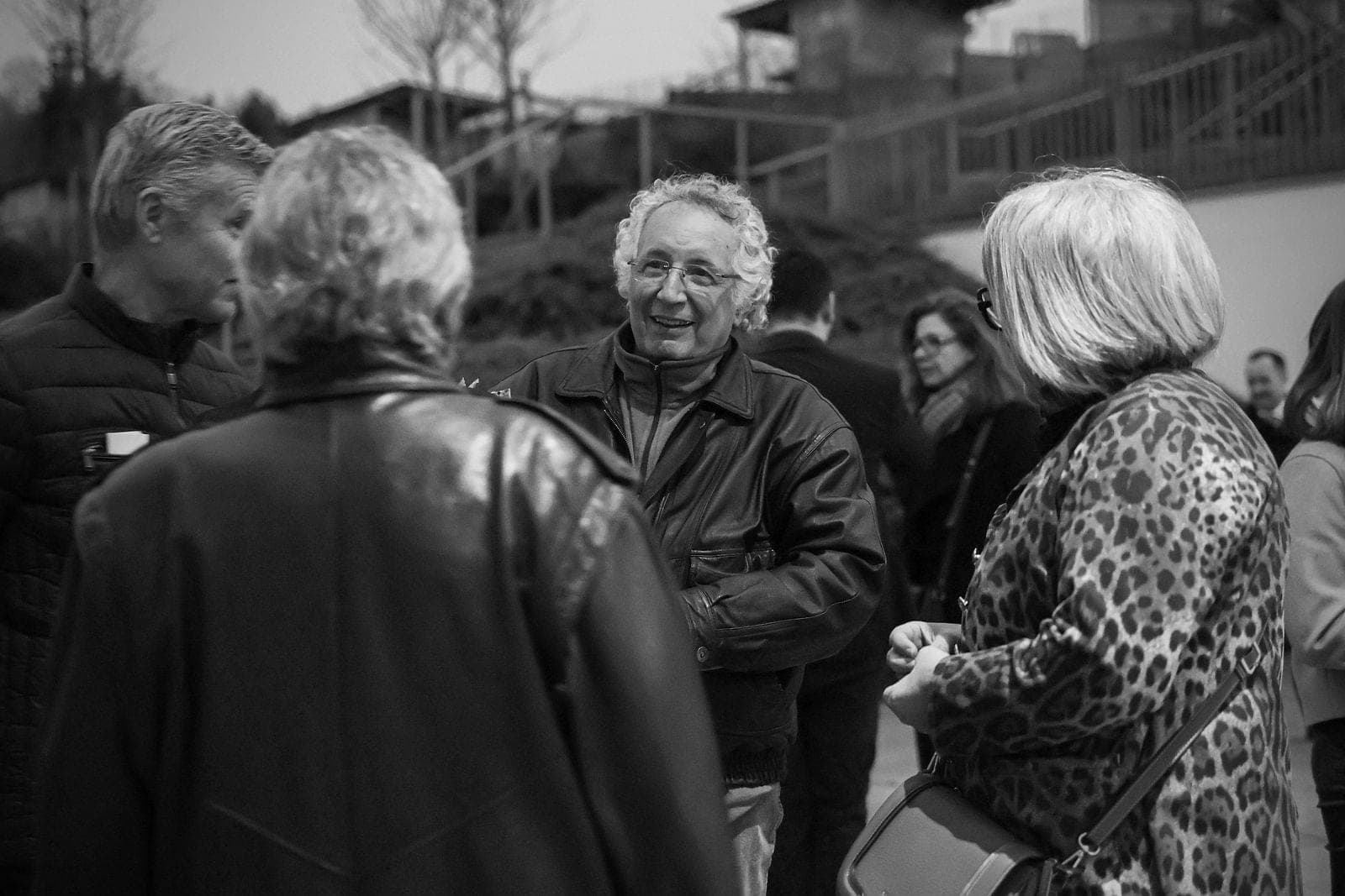 En noir et blanc, les invités discutent avant le repas.