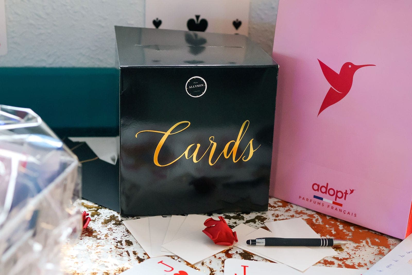 L’urne à messages et les cartes préparées pour la fête.