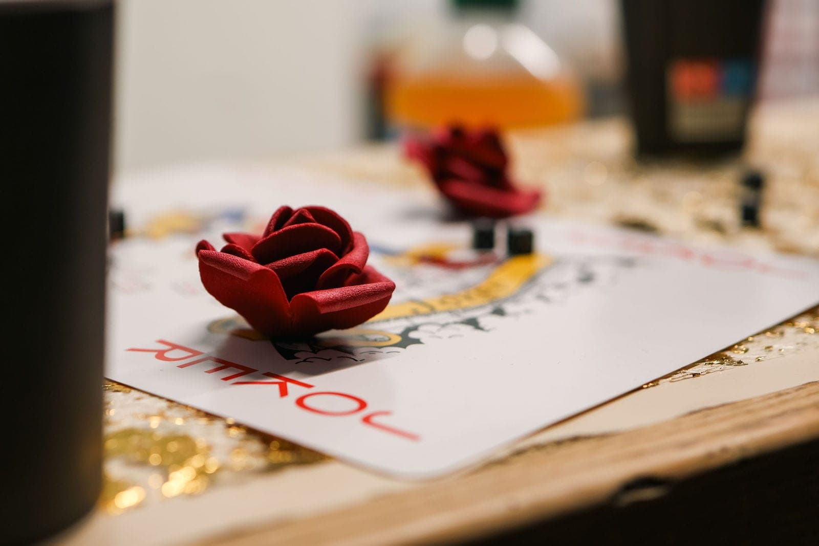 Une rose de papier posée sur la table du jeu.