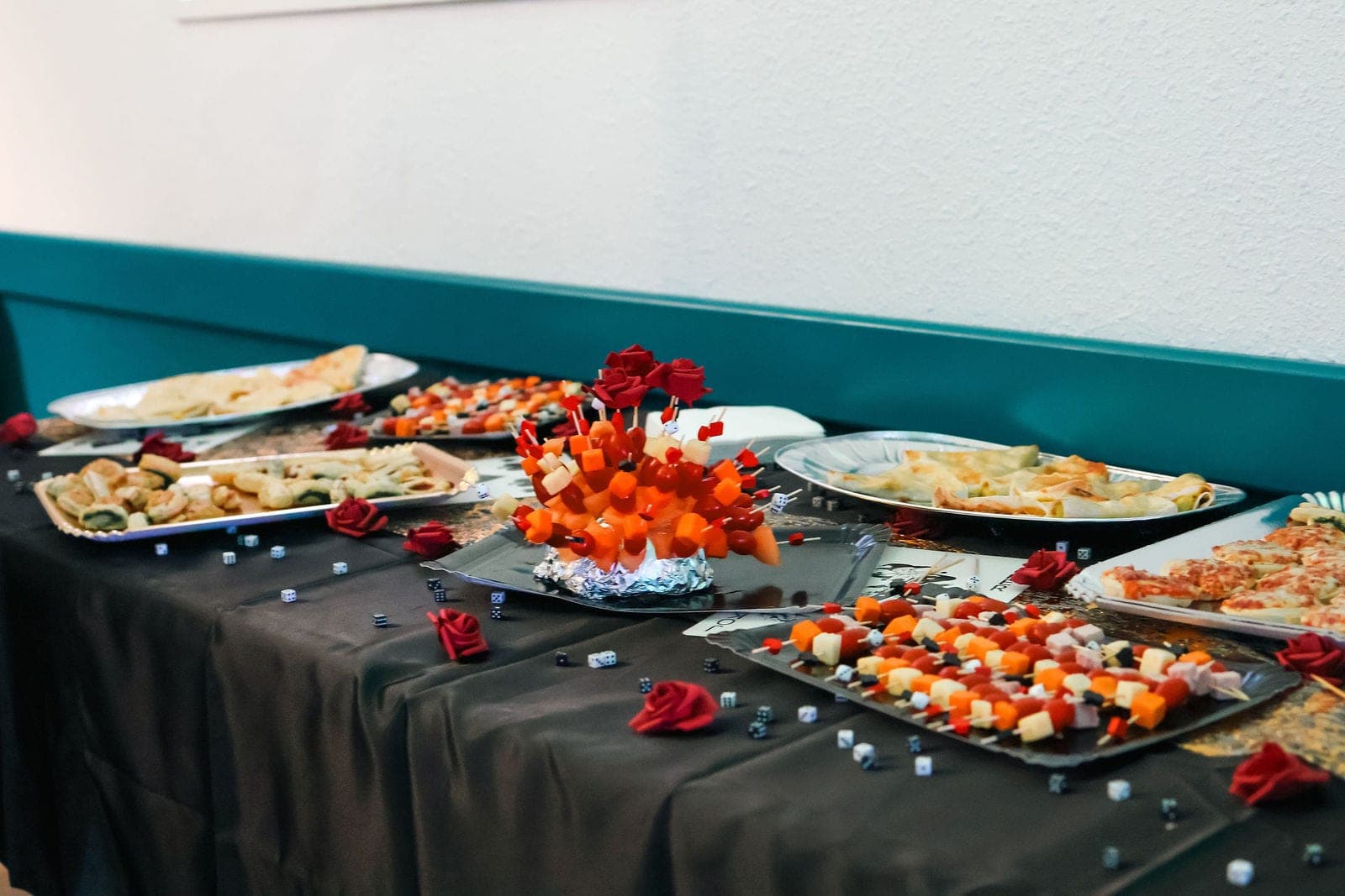 Le buffet dressé : brochettes, tapas et roses rouges.