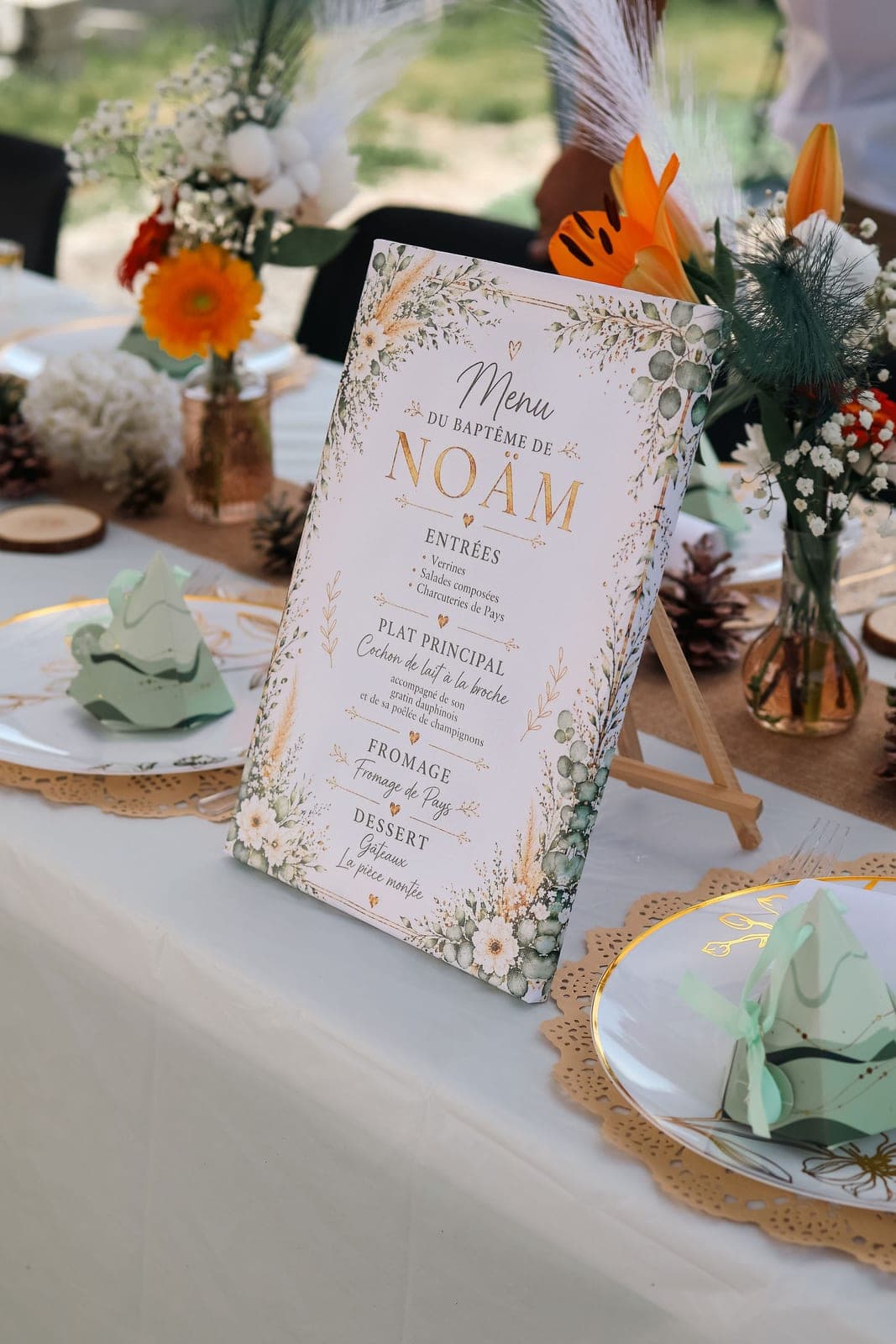 Le menu du baptême dressé sur la table décorée.