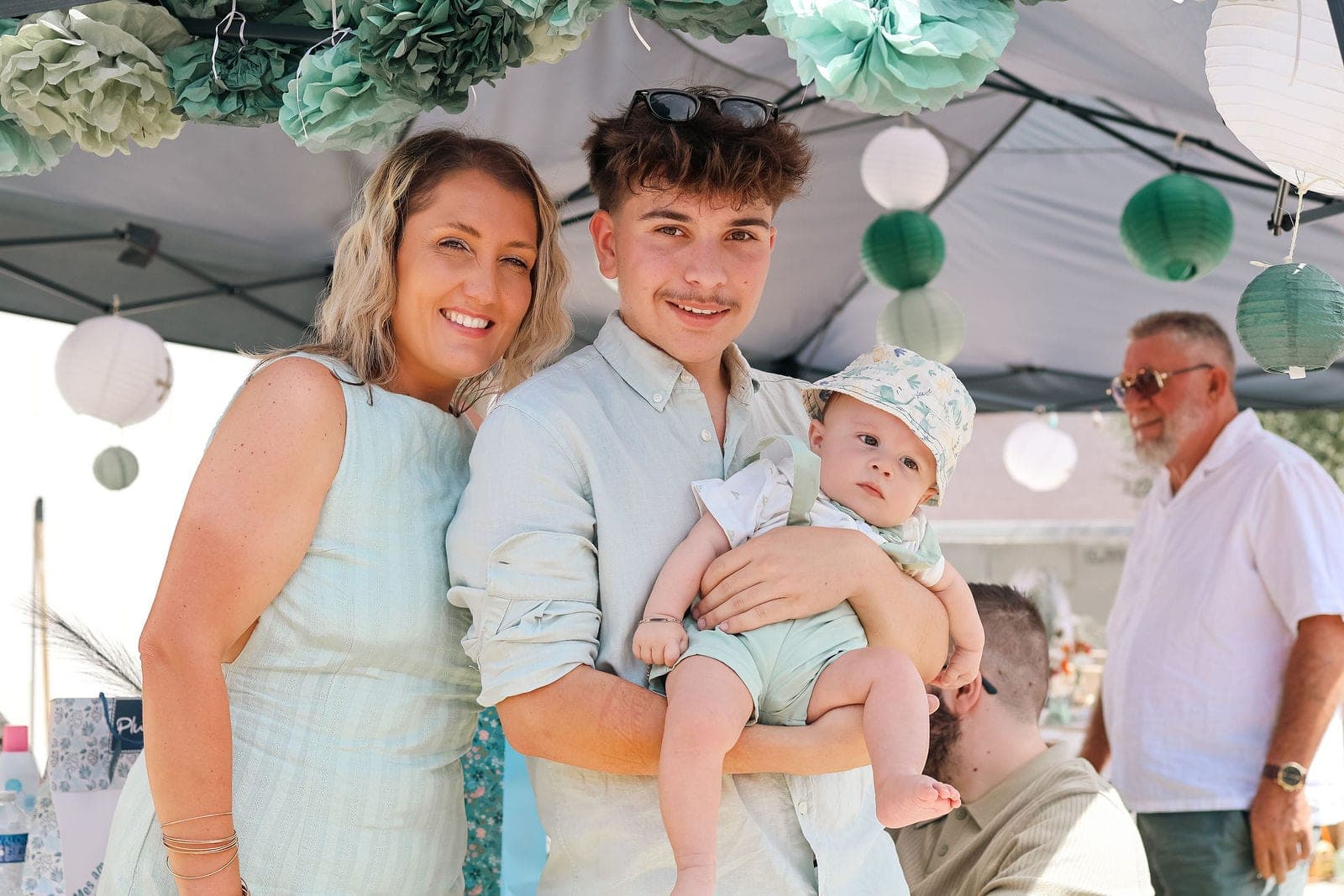 Toute la famille réunie autour de l’enfant, à la sortie de l’église.