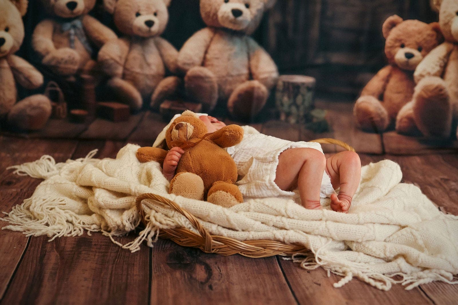 Bébé endormi dans son panier, au milieu d’une collection d’oursons en peluche.