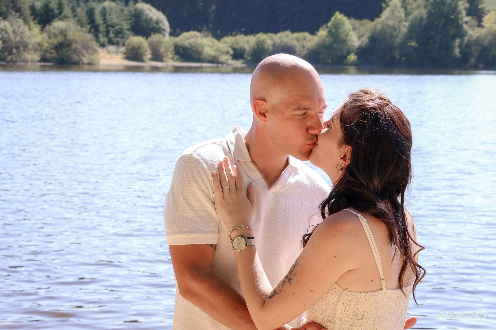 Un baiser au bord du lac, dans la lumière de fin d’après-midi.
