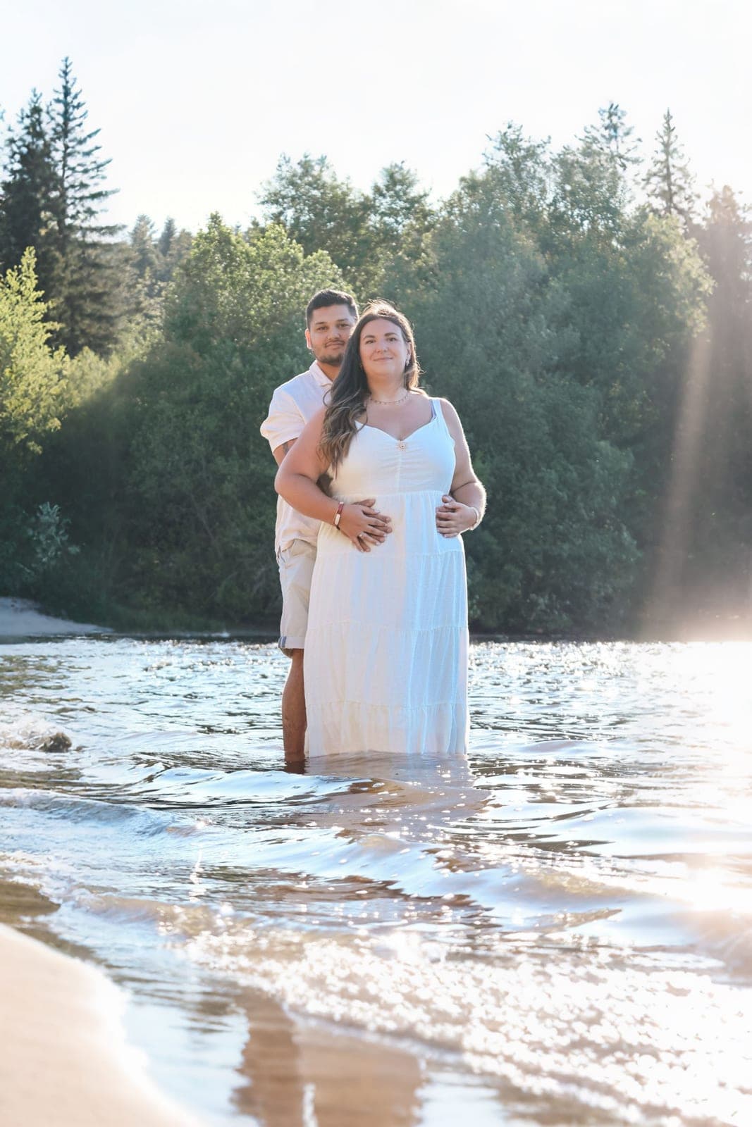 Enlacés dans l’eau du lac, à contre-jour.