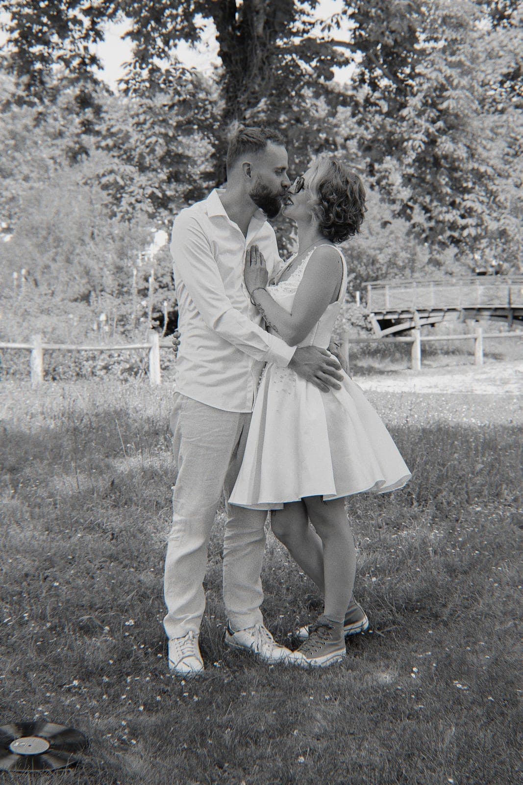 En noir et blanc, un baiser au bord du ponton.