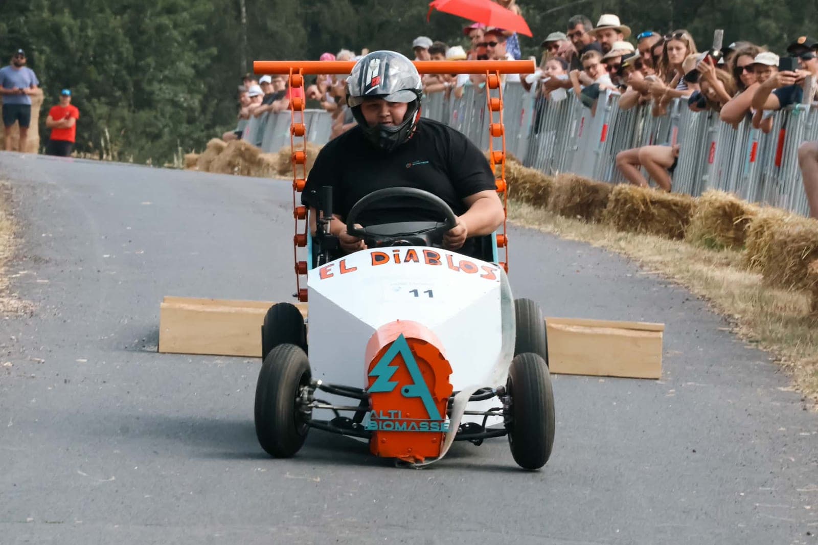 La caisse à savon « El Diablos » et son arceau orange, lancée devant le public.