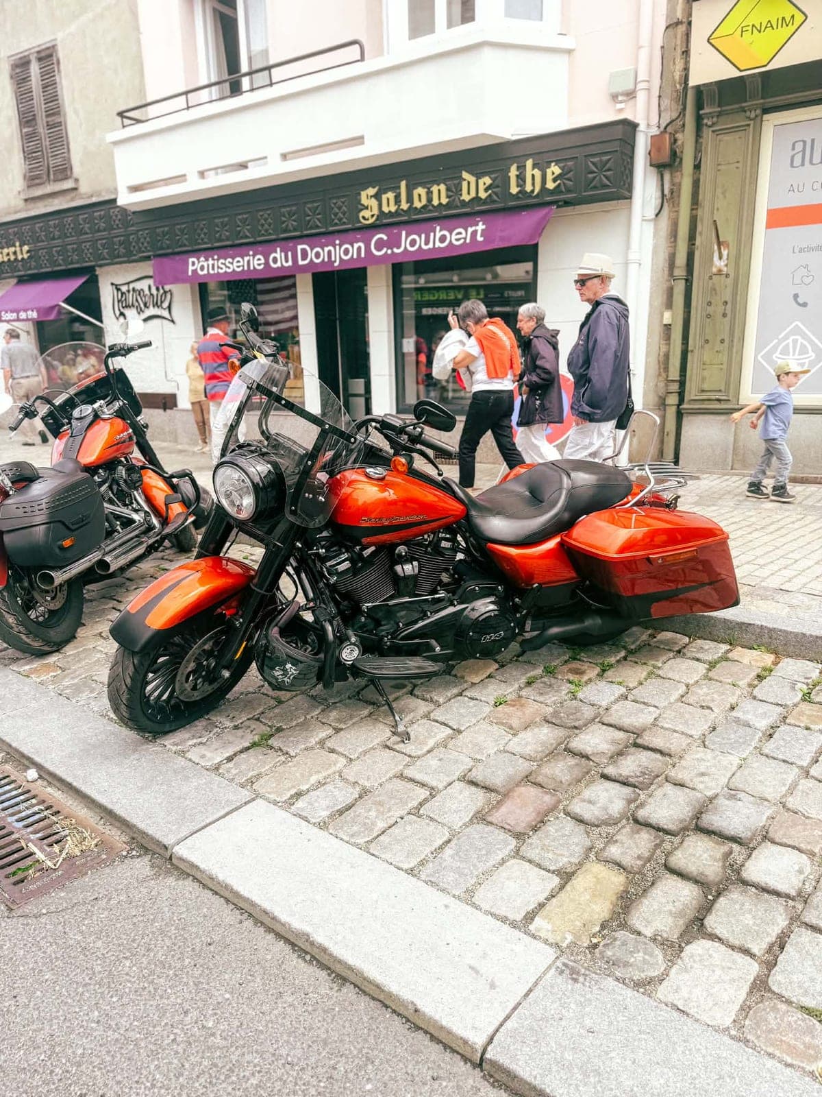 Deux Harley-Davidson garées devant le salon de thé, pendant le rassemblement.