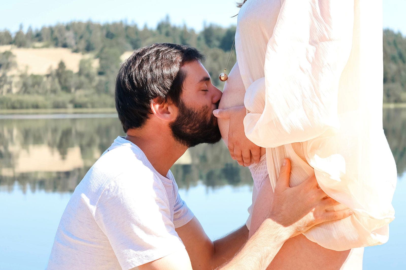Un baiser au bord de l’eau, à deux et bientôt trois.