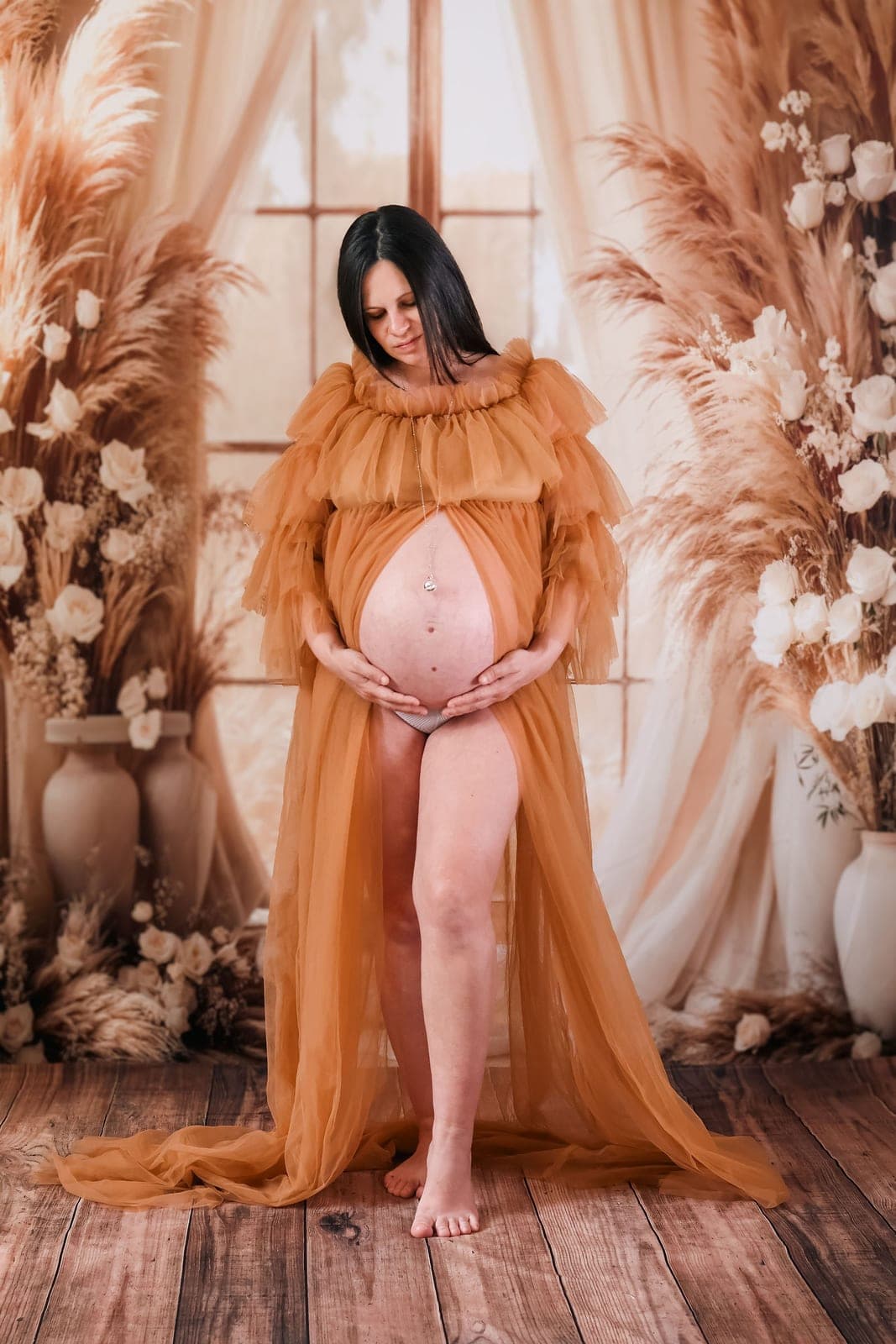 Robe orange à volants, décor de pampa et de fleurs séchées.