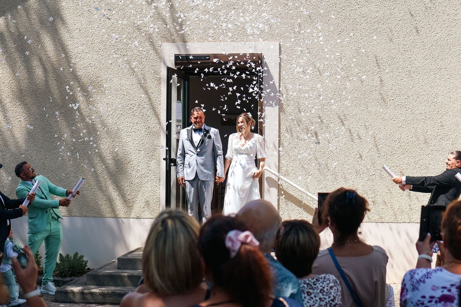 La sortie sous les confettis, devant les invités massés dans l’escalier.